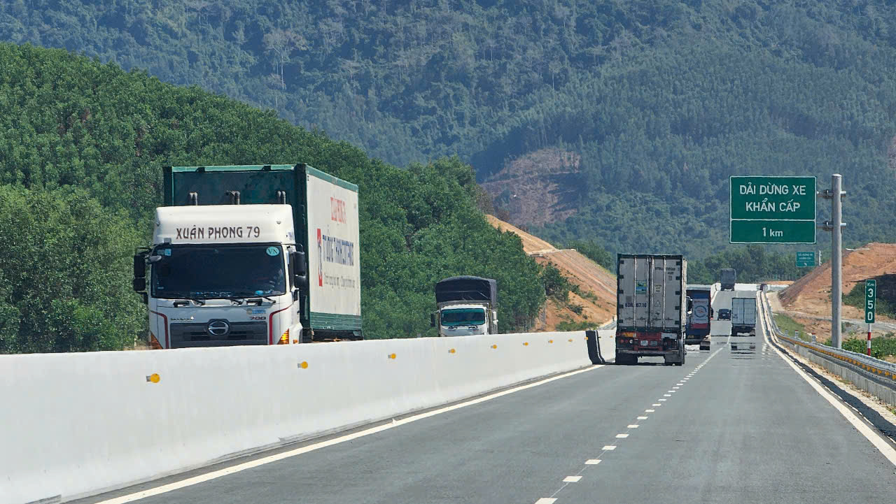 Thông thoáng xe chạy trên cao tốc Vân Phong – Nha Trang ngày đầu khai thác- Ảnh 3. Thông thoáng xe chạy trên cao tốc Vân Phong – Nha Trang ngày đầu khai thác- Ảnh 3.