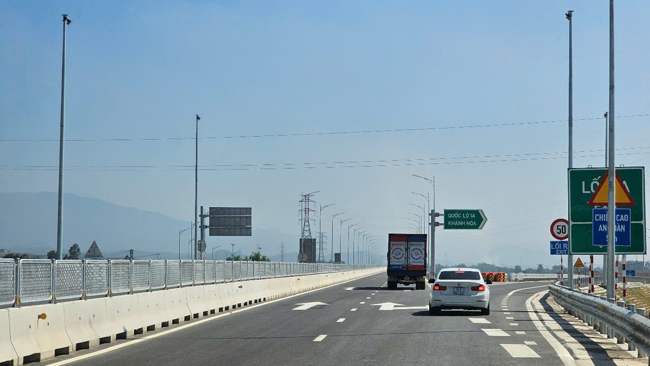 Thông thoáng xe chạy trên cao tốc Vân Phong – Nha Trang ngày đầu khai thác- Ảnh 7. Thông thoáng xe chạy trên cao tốc Vân Phong – Nha Trang ngày đầu khai thác- Ảnh 7.