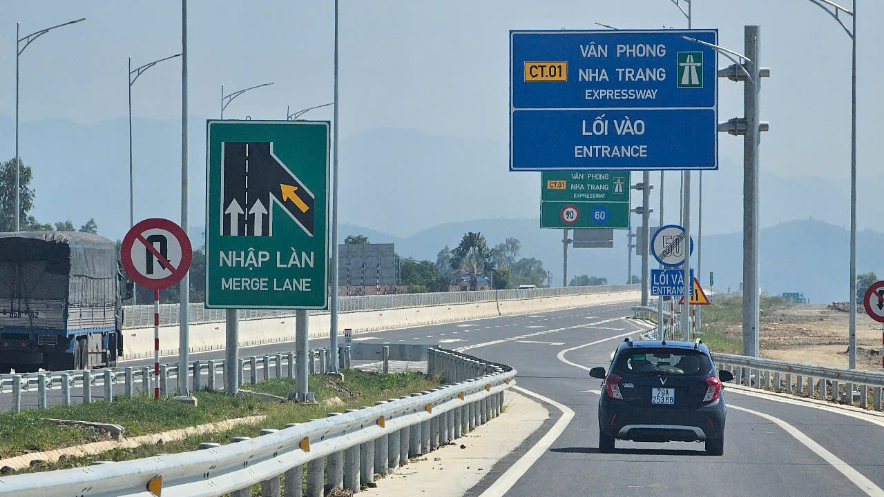Thông thoáng xe chạy trên cao tốc Vân Phong – Nha Trang ngày đầu khai thác- Ảnh 4. Thông thoáng xe chạy trên cao tốc Vân Phong – Nha Trang ngày đầu khai thác- Ảnh 4.