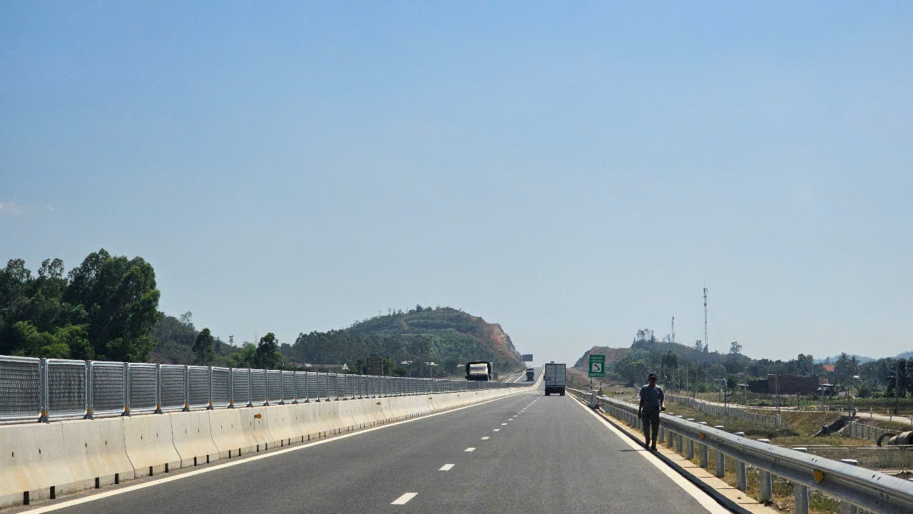 Thông thoáng xe chạy trên cao tốc Vân Phong – Nha Trang ngày đầu khai thác- Ảnh 5. Thông thoáng xe chạy trên cao tốc Vân Phong – Nha Trang ngày đầu khai thác- Ảnh 5.