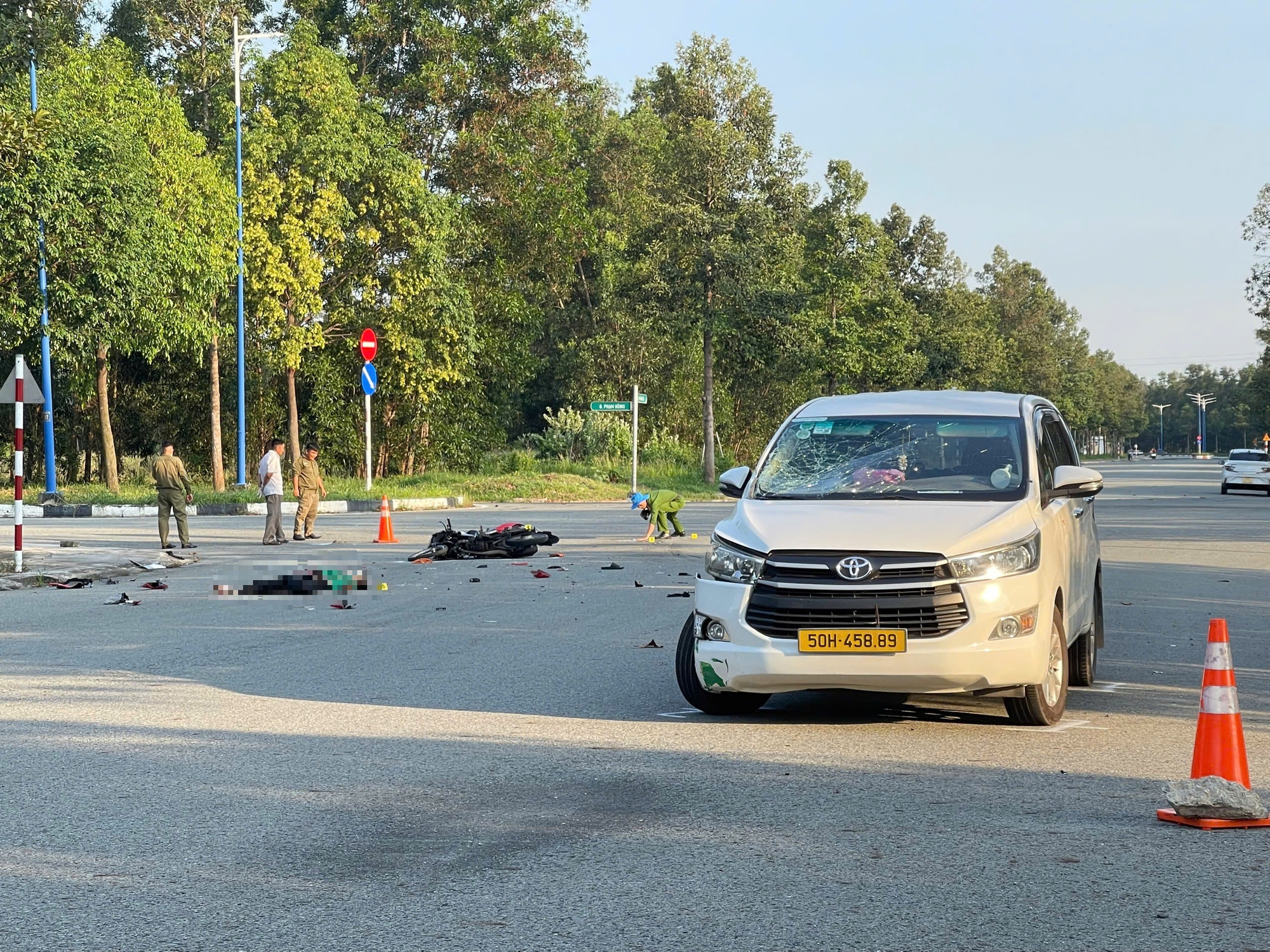 Xe máy va chạm taxi công nghệ, một người tử vong- Ảnh 1. Xe máy va chạm taxi công nghệ, một người tử vong- Ảnh 1.