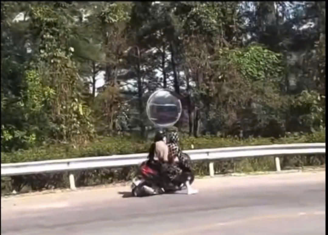 Đâm vào hộ lan khi đổ đèo tại Tam Đảo, hai cô gái bị thương- Ảnh 1. Đâm vào hộ lan khi đổ đèo tại Tam Đảo, hai cô gái bị thương- Ảnh 1.