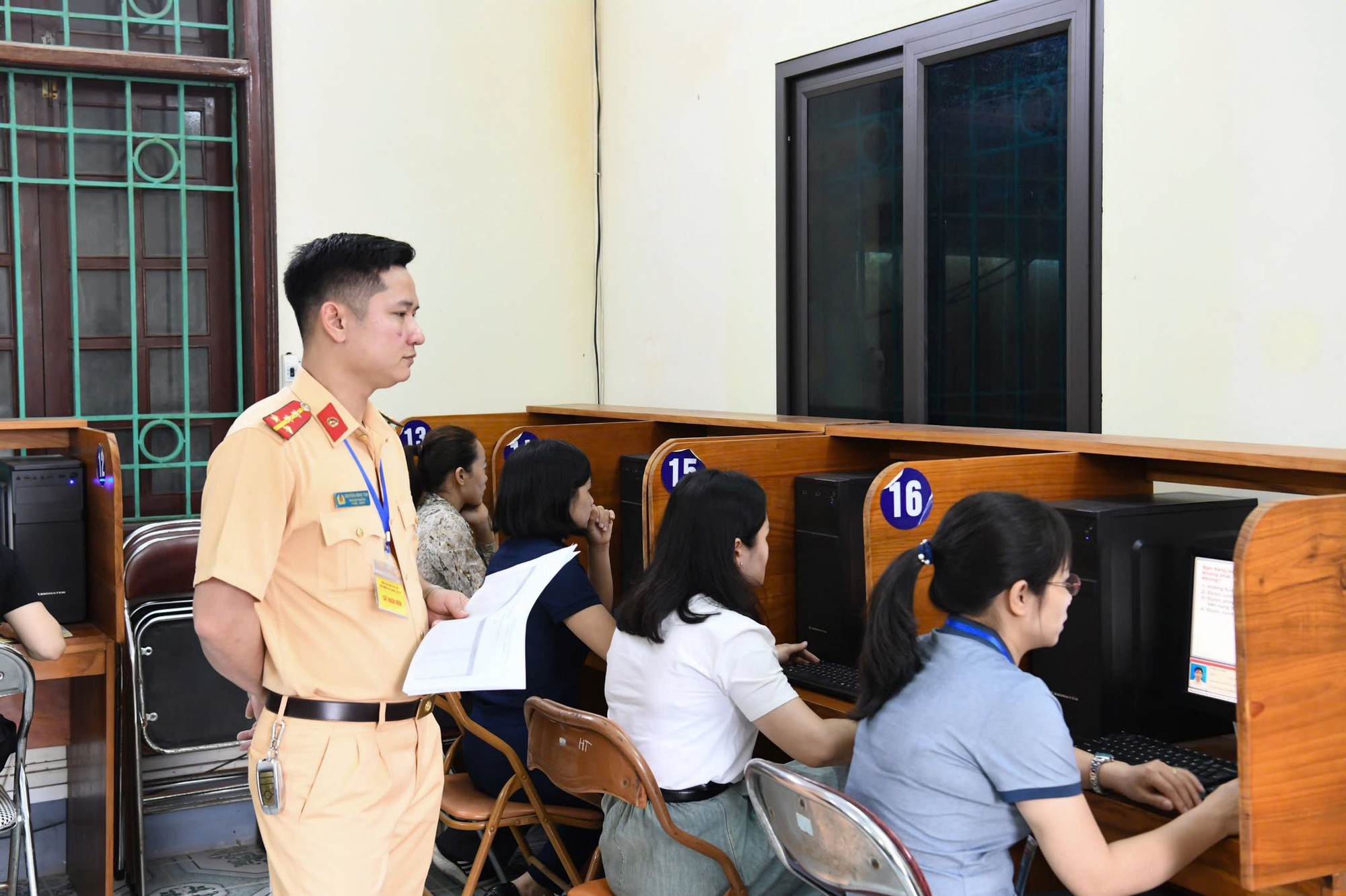 Gần 400 học vi&ecirc;n ở Ph&uacute; Thọ tham gia kỳ s&aacute;t hạch l&aacute;i xe đầu ti&ecirc;n do CSGT tổ chức- Ảnh 1.