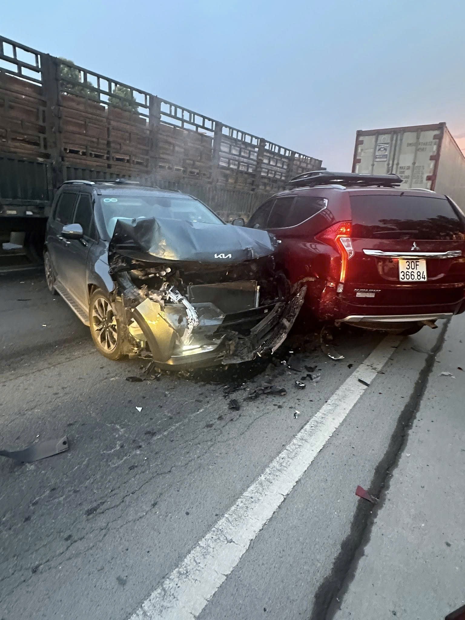 7 &ocirc; t&ocirc; đ&acirc;m li&ecirc;n ho&agrave;n tr&ecirc;n cao tốc Nội B&agrave;i - L&agrave;o Cai- Ảnh 1.