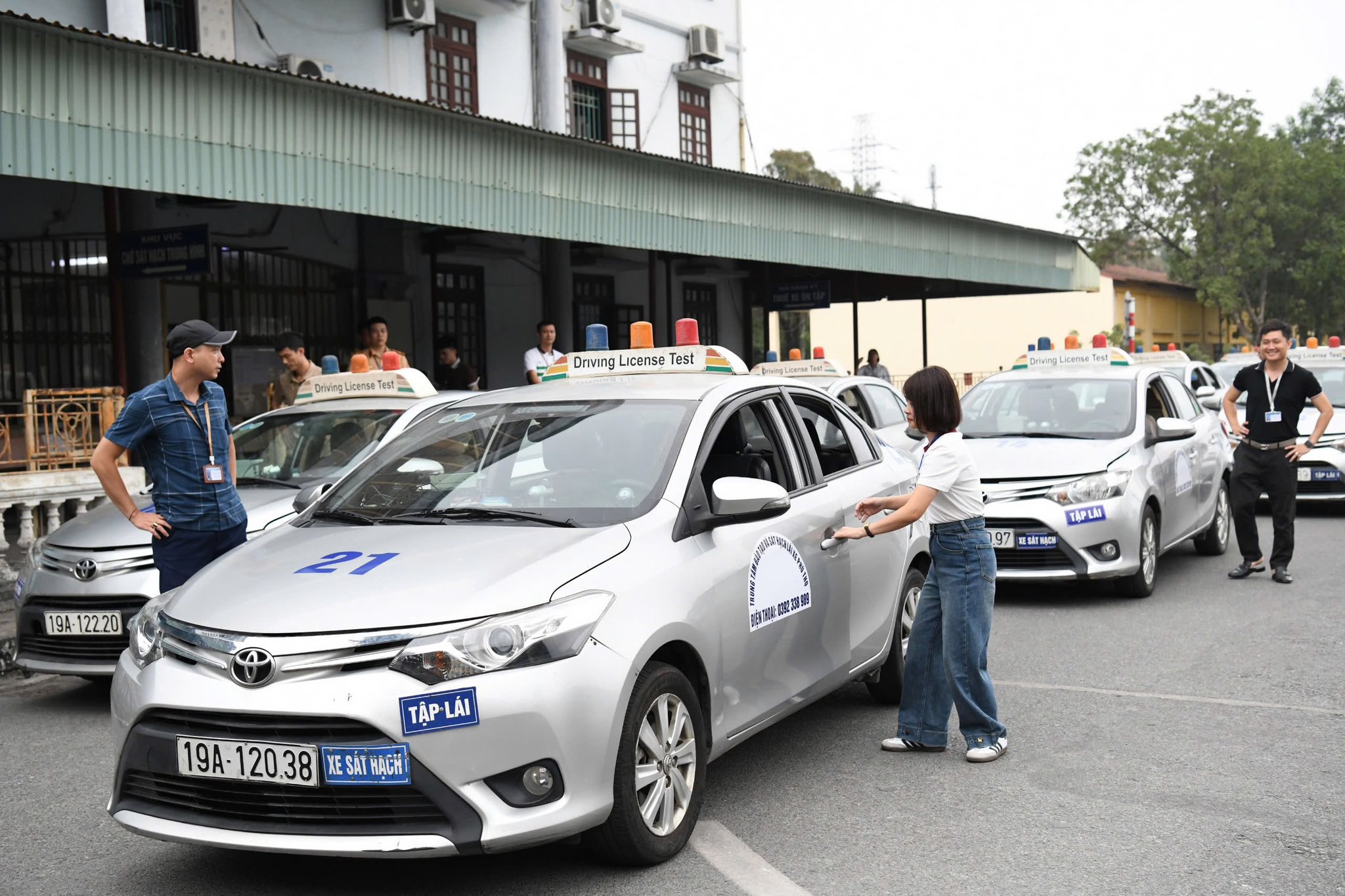 Gần 400 học vi&ecirc;n ở Ph&uacute; Thọ tham gia kỳ s&aacute;t hạch l&aacute;i xe đầu ti&ecirc;n do CSGT tổ chức- Ảnh 2.