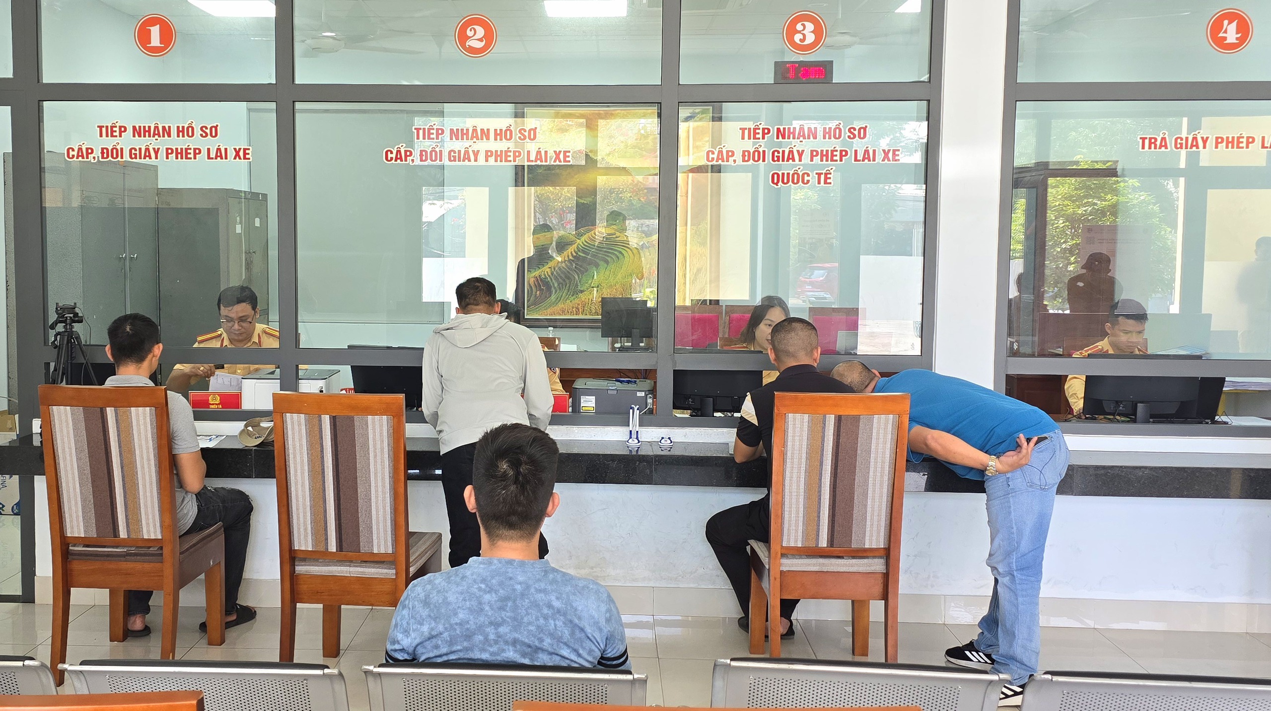 Đ&agrave; Nẵng: Th&ecirc;m &ocirc; l&agrave;m thủ tục, tăng c&aacute;n bộ tiếp nhận cấp, đổi GPLX- Ảnh 3.