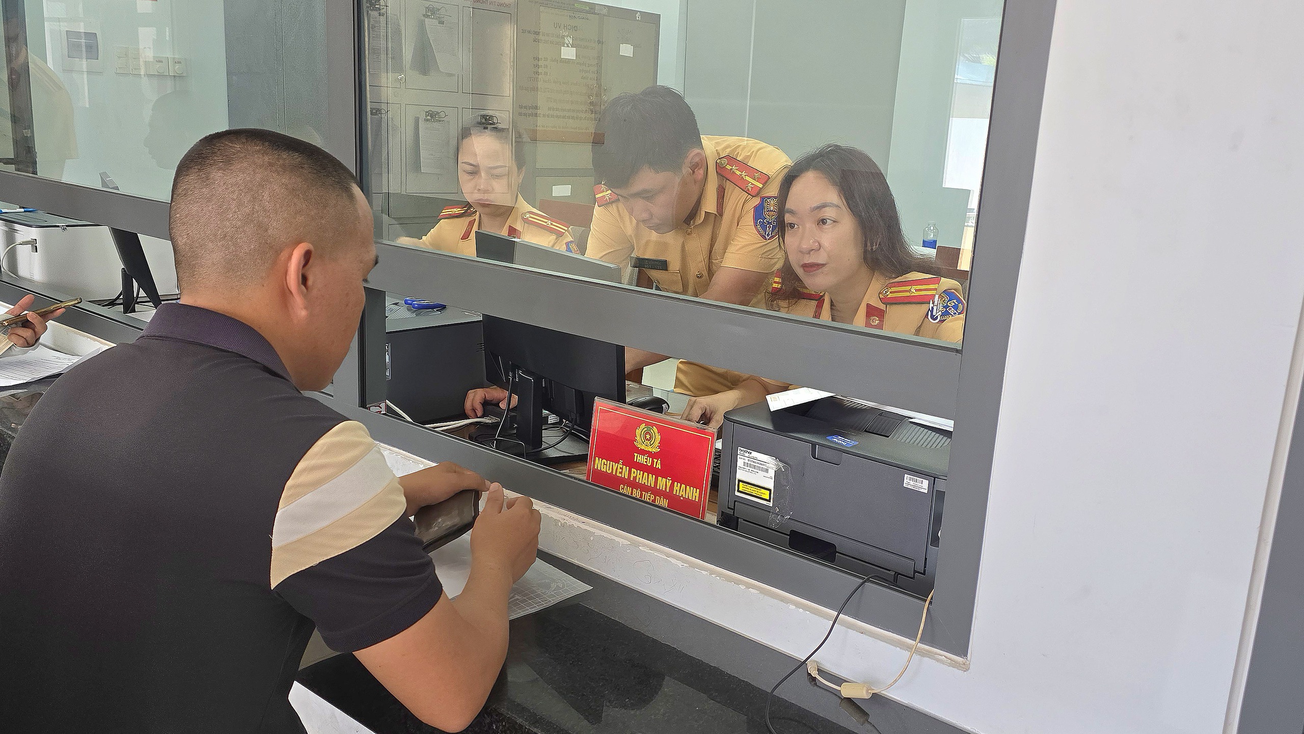 Đ&agrave; Nẵng: Th&ecirc;m &ocirc; l&agrave;m thủ tục, tăng c&aacute;n bộ tiếp nhận cấp, đổi GPLX- Ảnh 1.