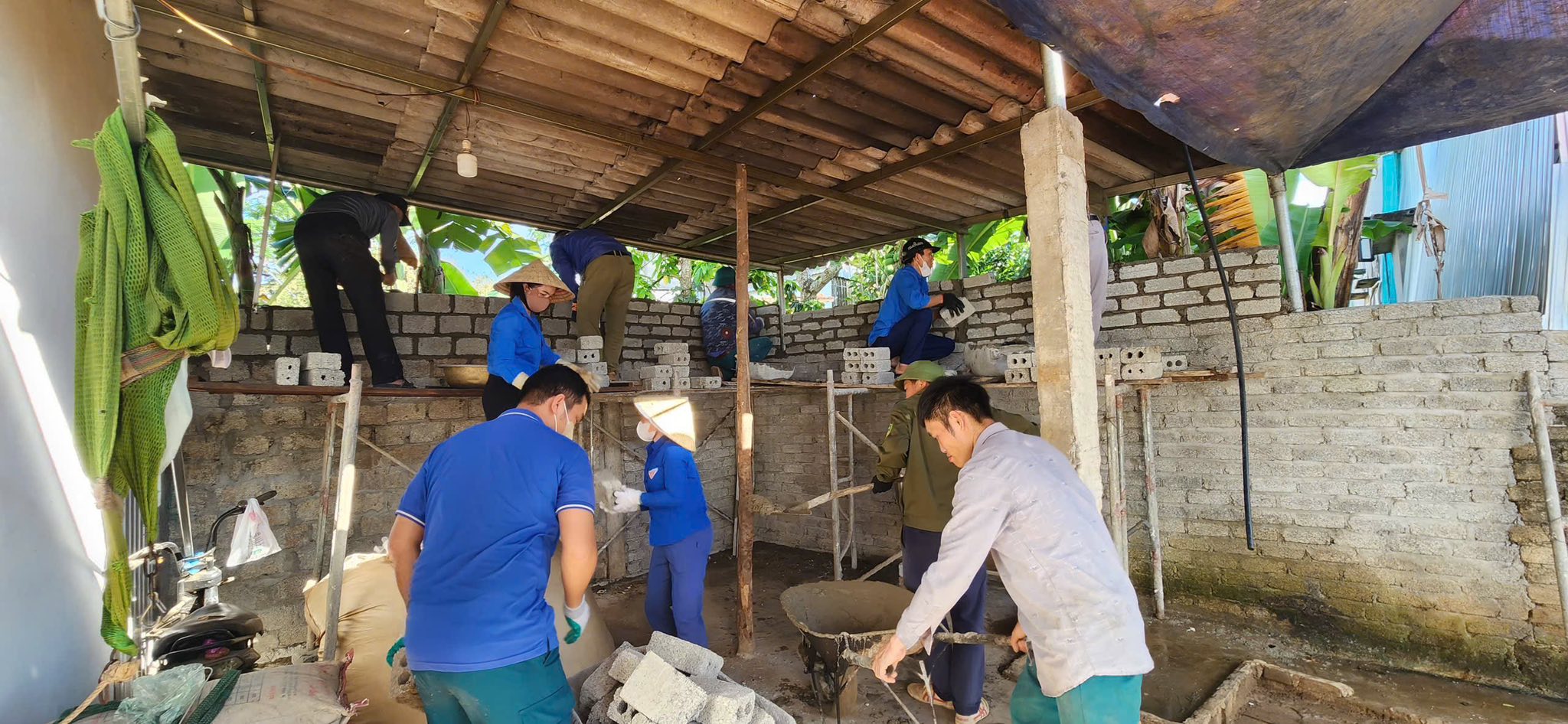 Tuổi trẻ Nghệ An dốc sức x&oacute;a nh&agrave; dột n&aacute;t cho người ngh&egrave;o, ch&agrave;o mừng sinh nhật B&aacute;c- Ảnh 8.