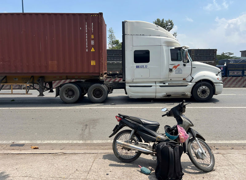 Xe m&aacute;y v&agrave; ba l&ocirc; của nạn nh&acirc;n để lại b&ecirc;n đường.