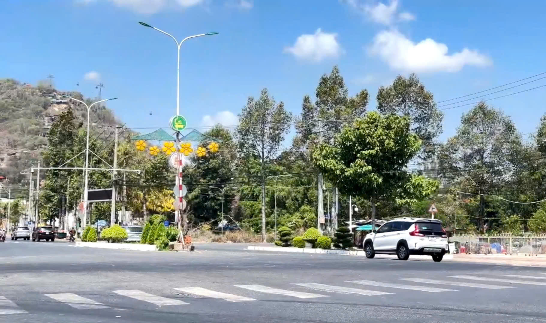 An Giang: Ai cho phép BQL Khu du lịch Núi Sam chặn đường thu phí?- Ảnh 1. An Giang: Ai cho phép BQL Khu du lịch Núi Sam chặn đường thu phí?- Ảnh 1.