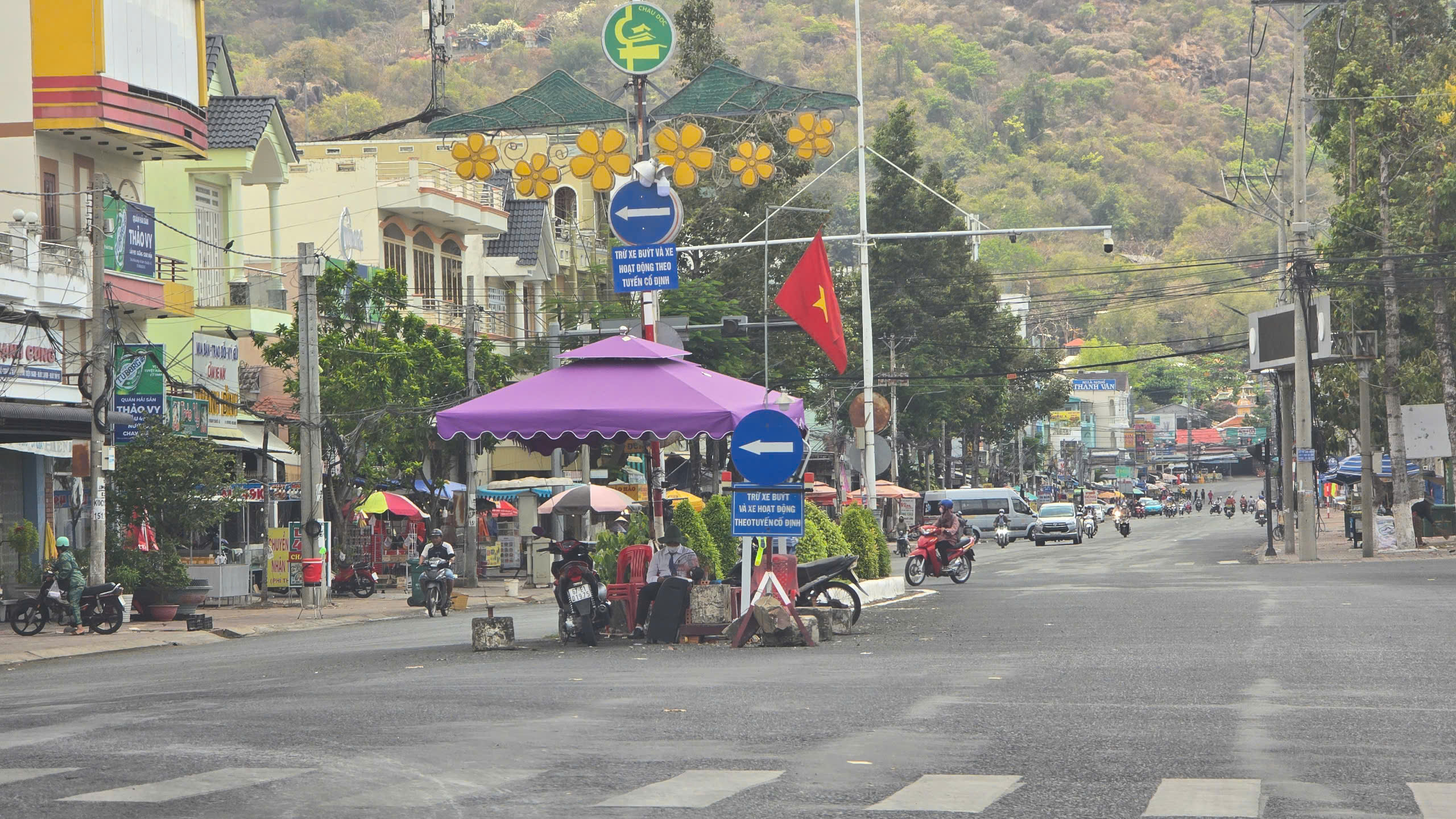 An Giang: Ai cho phép BQL Khu du lịch Núi Sam chặn đường thu phí?- Ảnh 2. An Giang: Ai cho phép BQL Khu du lịch Núi Sam chặn đường thu phí?- Ảnh 2.