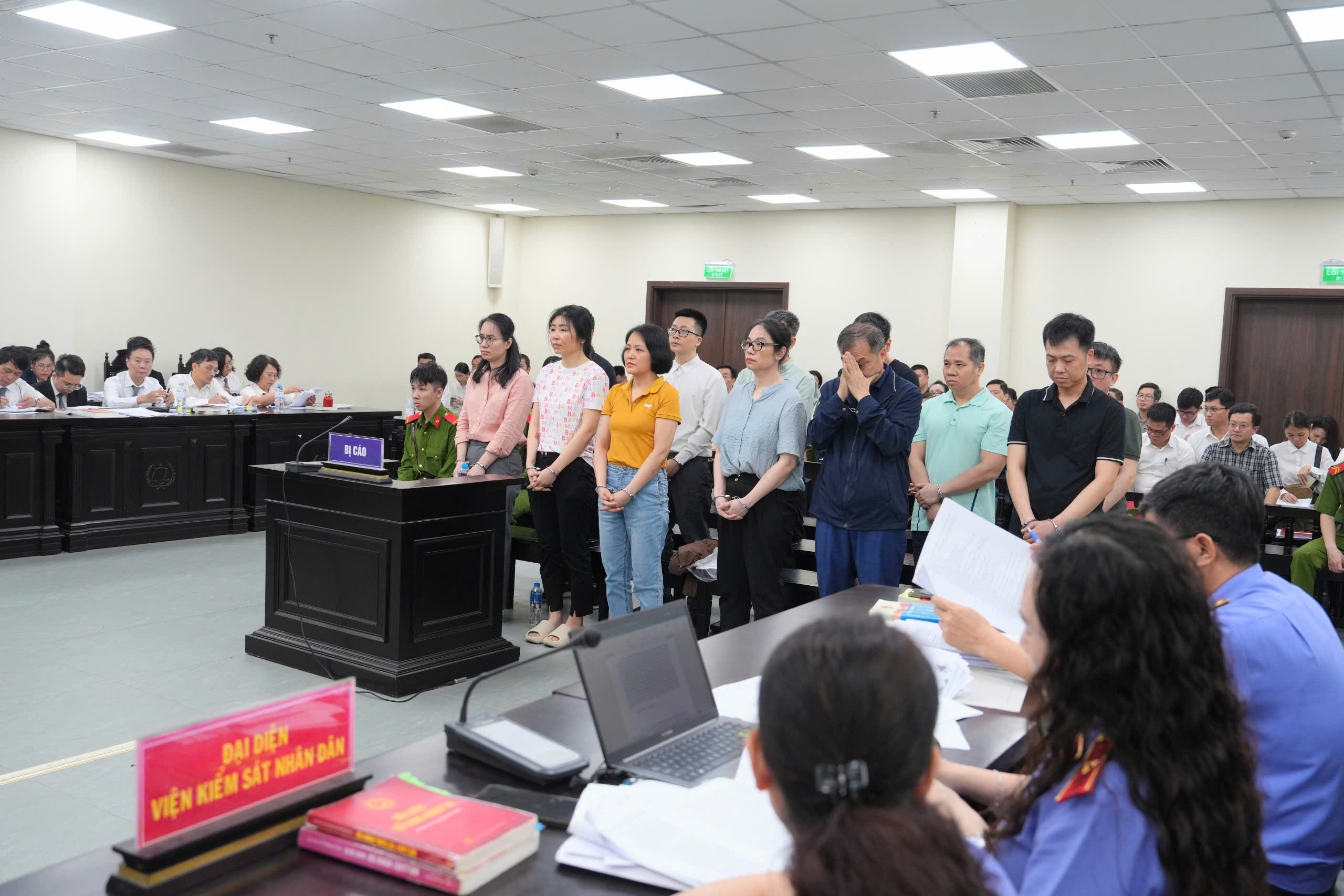 Gi&aacute;m đốc V&agrave;ng Ph&uacute; Cường hầu t&ograve;a trong vụ chuyển tr&aacute;i ph&eacute;p hơn 425 triệu USD- Ảnh 2.