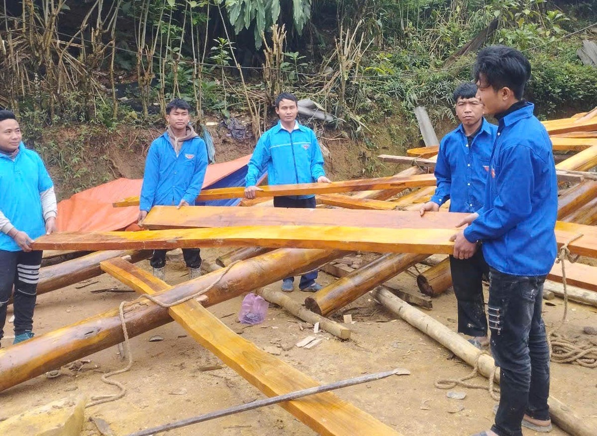 Tuổi trẻ Nghệ An dốc sức x&oacute;a nh&agrave; dột n&aacute;t cho người ngh&egrave;o, ch&agrave;o mừng sinh nhật B&aacute;c- Ảnh 4.