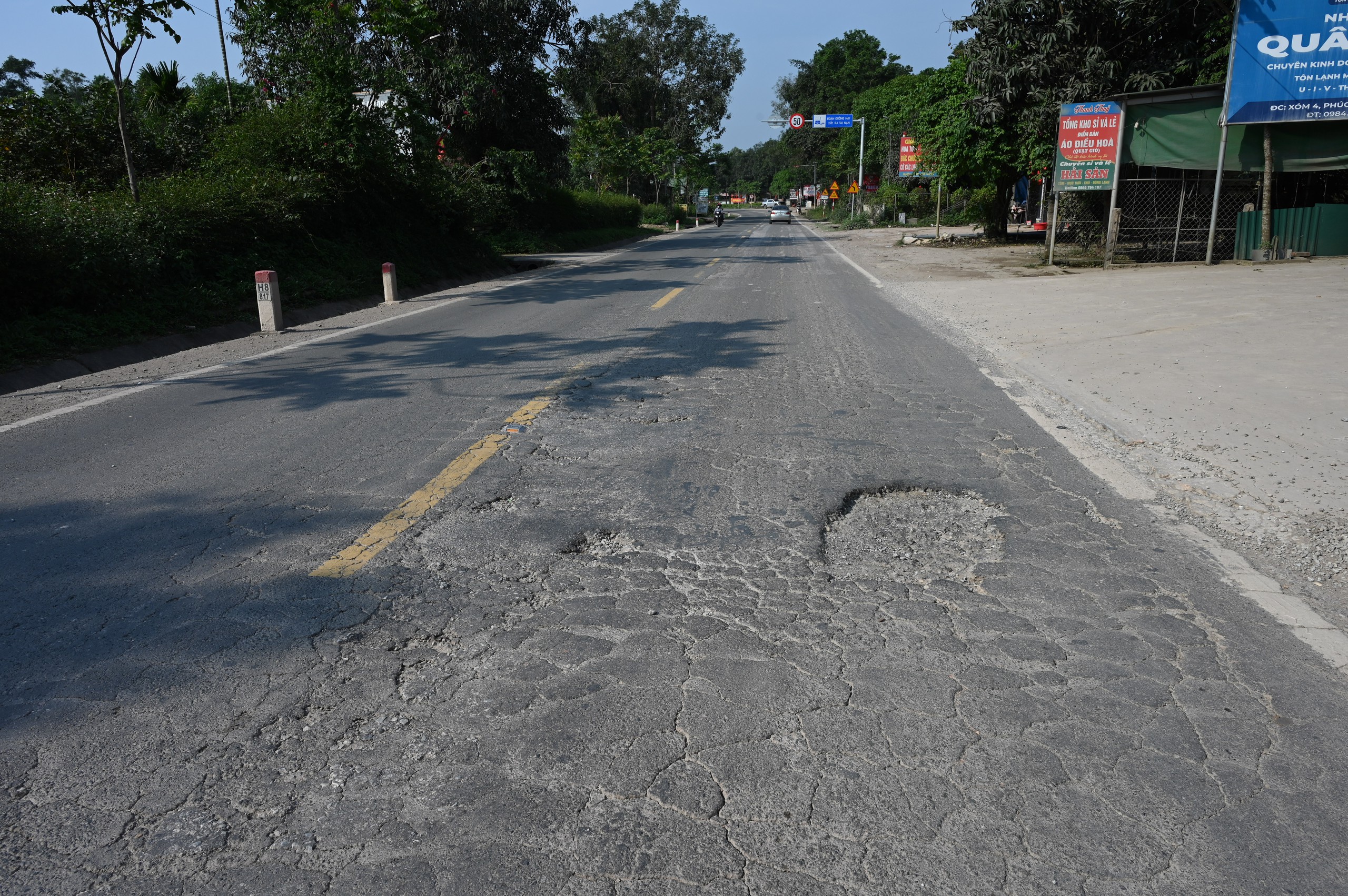 Đường Hồ Chí Minh qua Hà Tĩnh xuống cấp nghiêm trọng, tiềm ẩn nguy cơ tai nạn- Ảnh 2. Đường Hồ Chí Minh qua Hà Tĩnh xuống cấp nghiêm trọng, tiềm ẩn nguy cơ tai nạn- Ảnh 2.