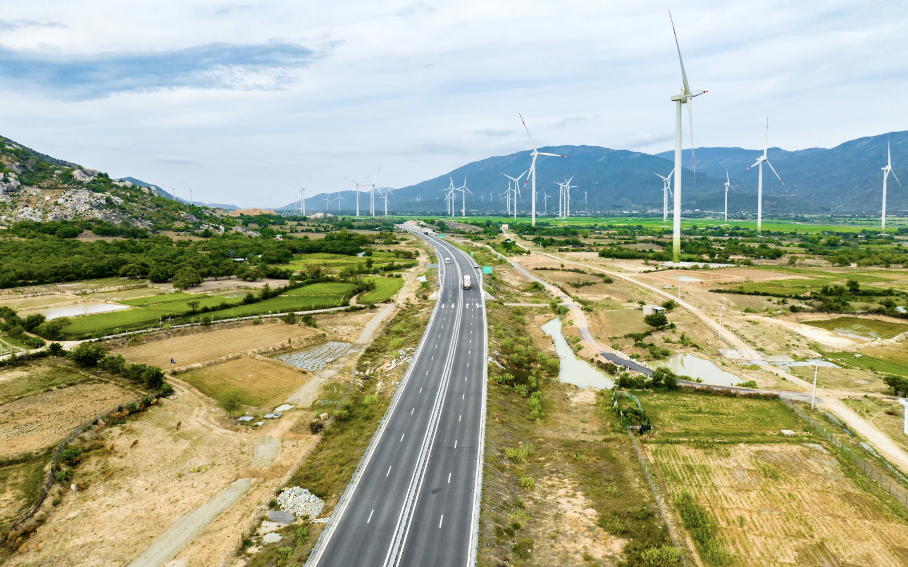 V&igrave; sao cần nghi&ecirc;n cứu mở rộng cao tốc Bắc - Nam theo h&igrave;nh thức đầu tư c&ocirc;ng?