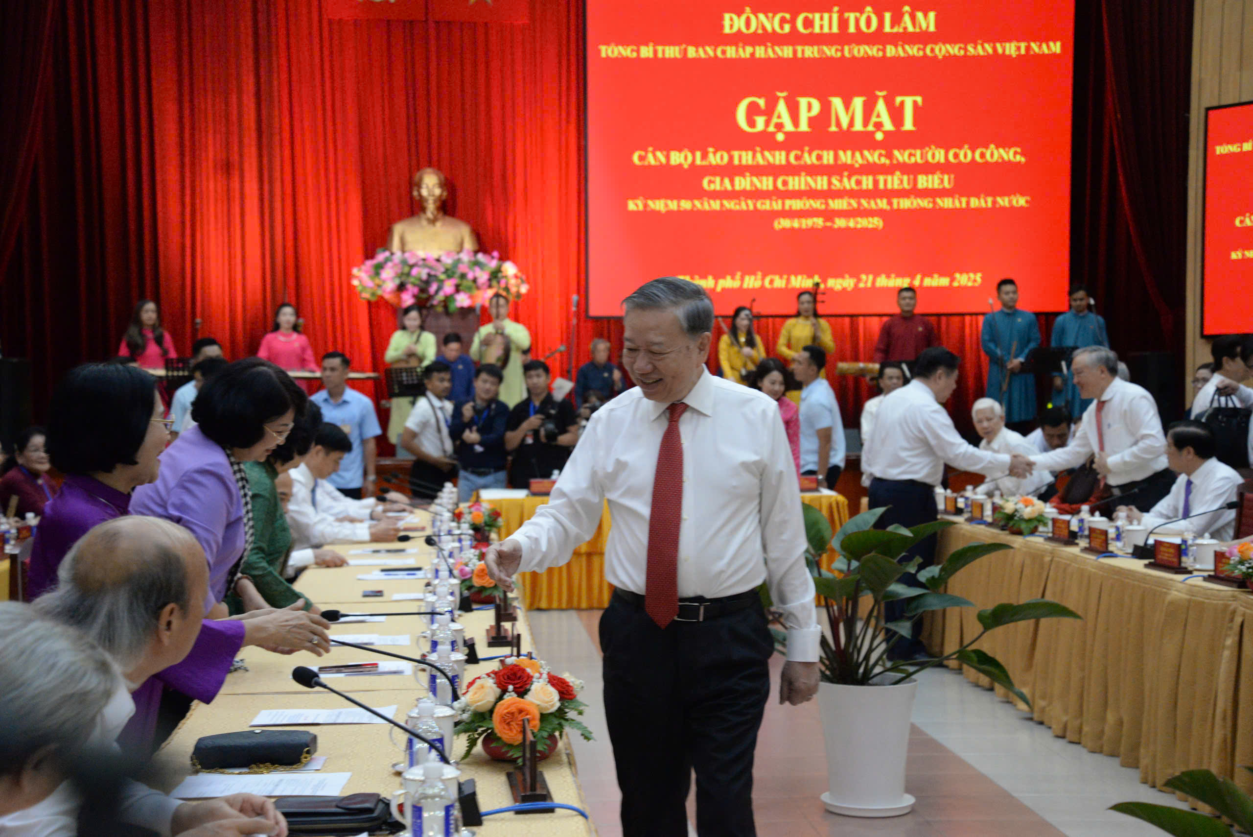 Tổng B&iacute; thư T&ocirc; L&acirc;m gặp mặt c&aacute;n bộ l&atilde;o th&agrave;nh, người c&oacute; c&ocirc;ng tại TP.HCM- Ảnh 1.
