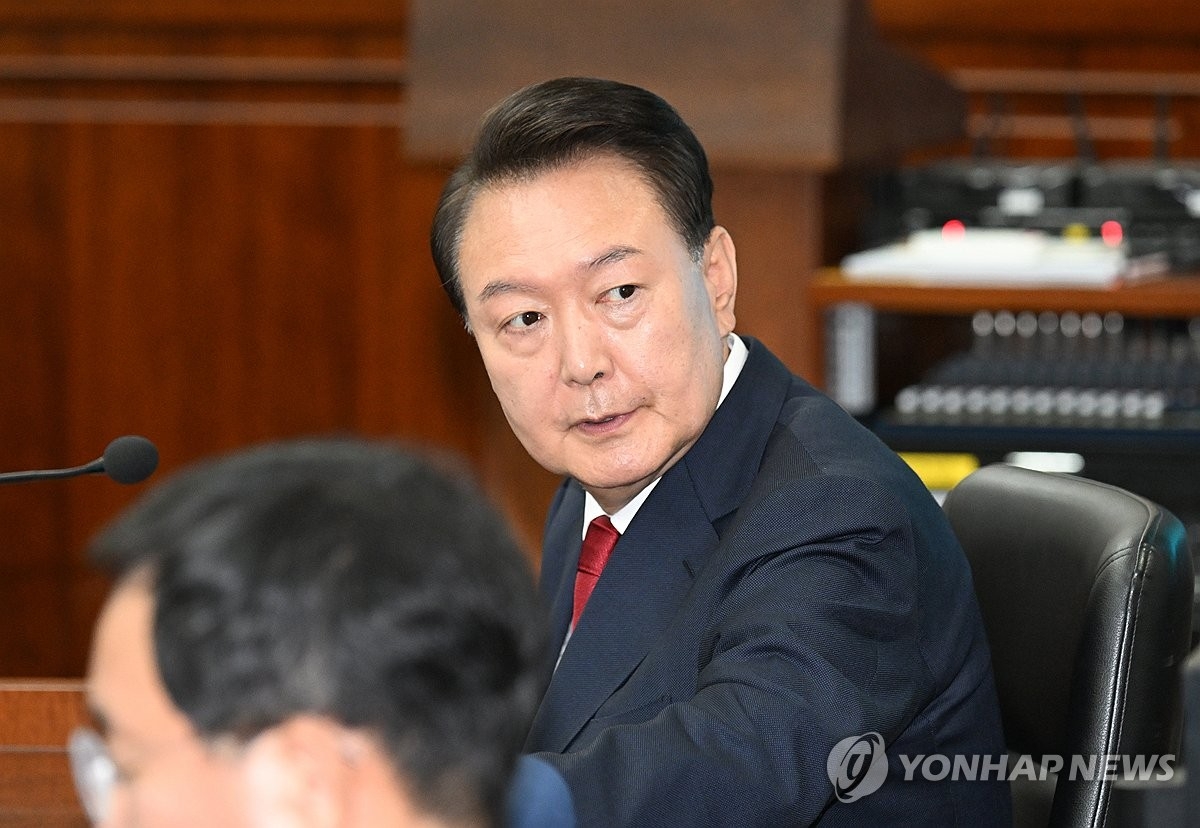 Cựu Tổng thống H&agrave;n Quốc Yoon Suk Yeol lần đầu bị ghi h&igrave;nh tại phi&ecirc;n x&eacute;t xử- Ảnh 1.
