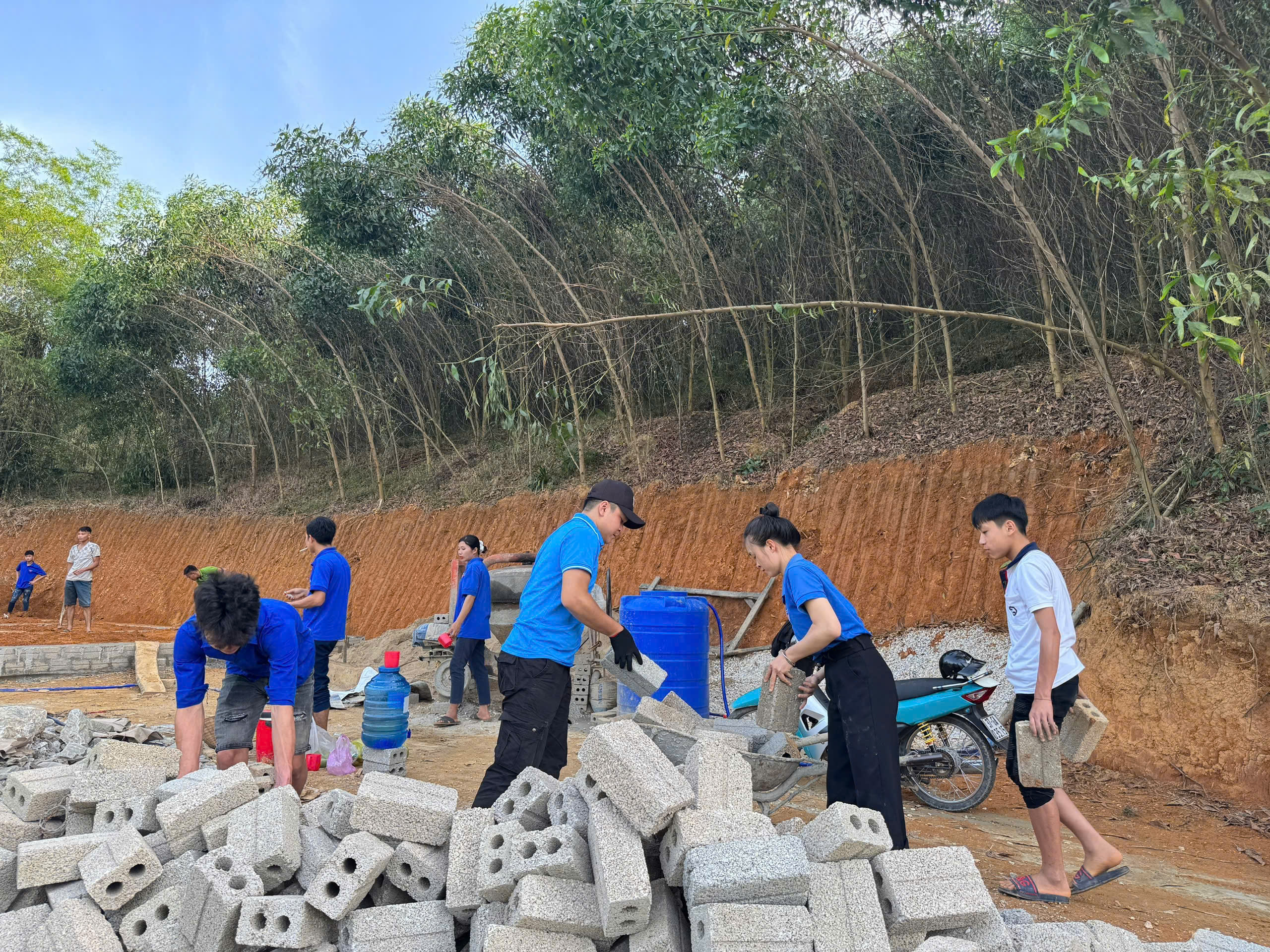 Tuổi trẻ Nghệ An dốc sức x&oacute;a nh&agrave; dột n&aacute;t cho người ngh&egrave;o, ch&agrave;o mừng sinh nhật B&aacute;c- Ảnh 1.