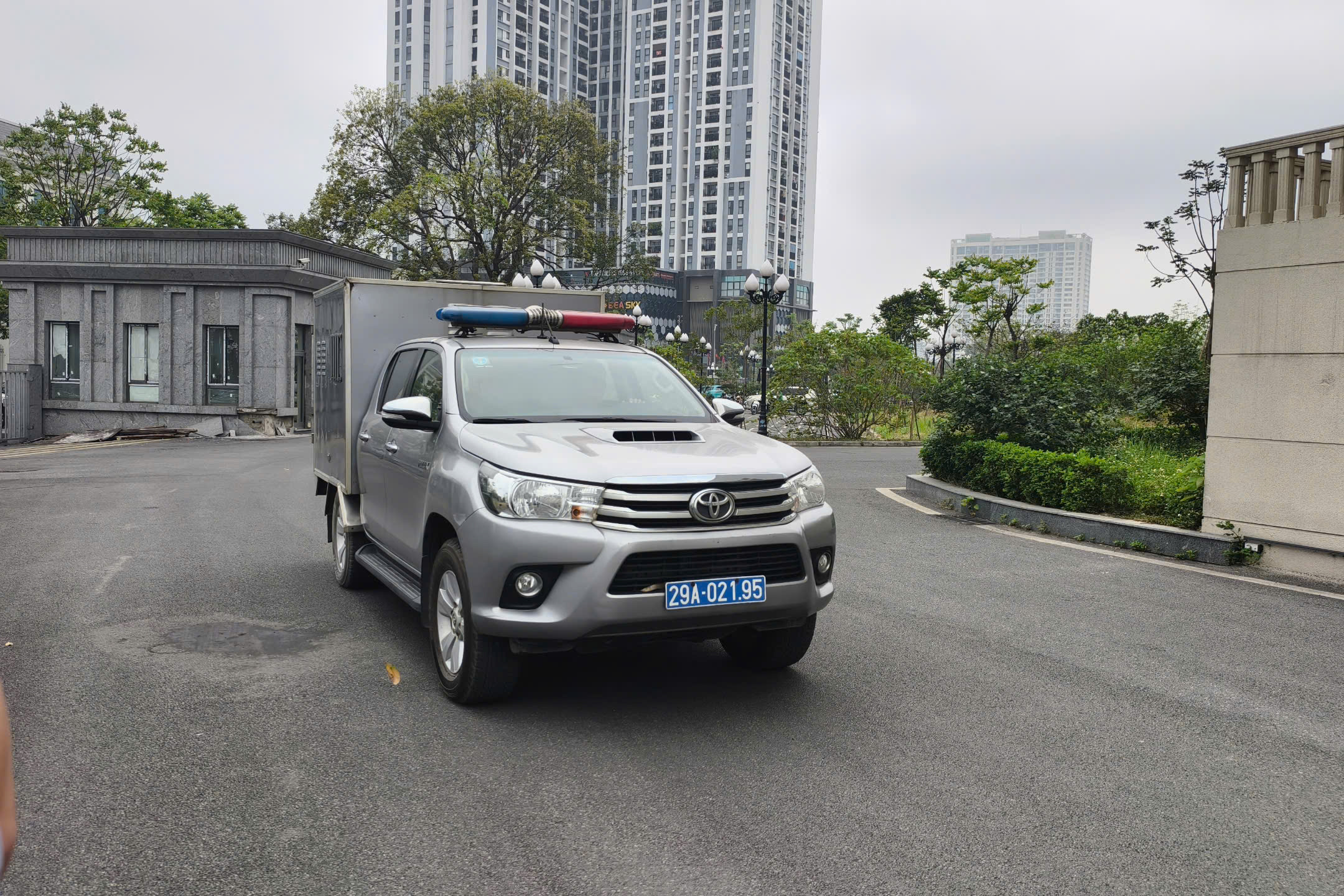 Cảnh s&aacute;t dẫn giải cựu thứ trưởng Ho&agrave;ng Quốc Vượng ra t&ograve;a- Ảnh 1.