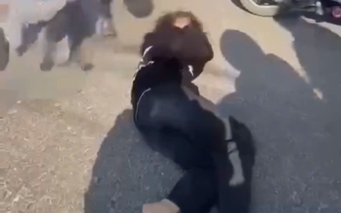 Một tháng 3 vụ bạo lực với học sinh, công an Bình Định vào cuộc điều tra- Ảnh 2. Công an Bình Định vào cuộc vụ liên tiếp 2 clip hành hung nữ sinh lan truyền MXH