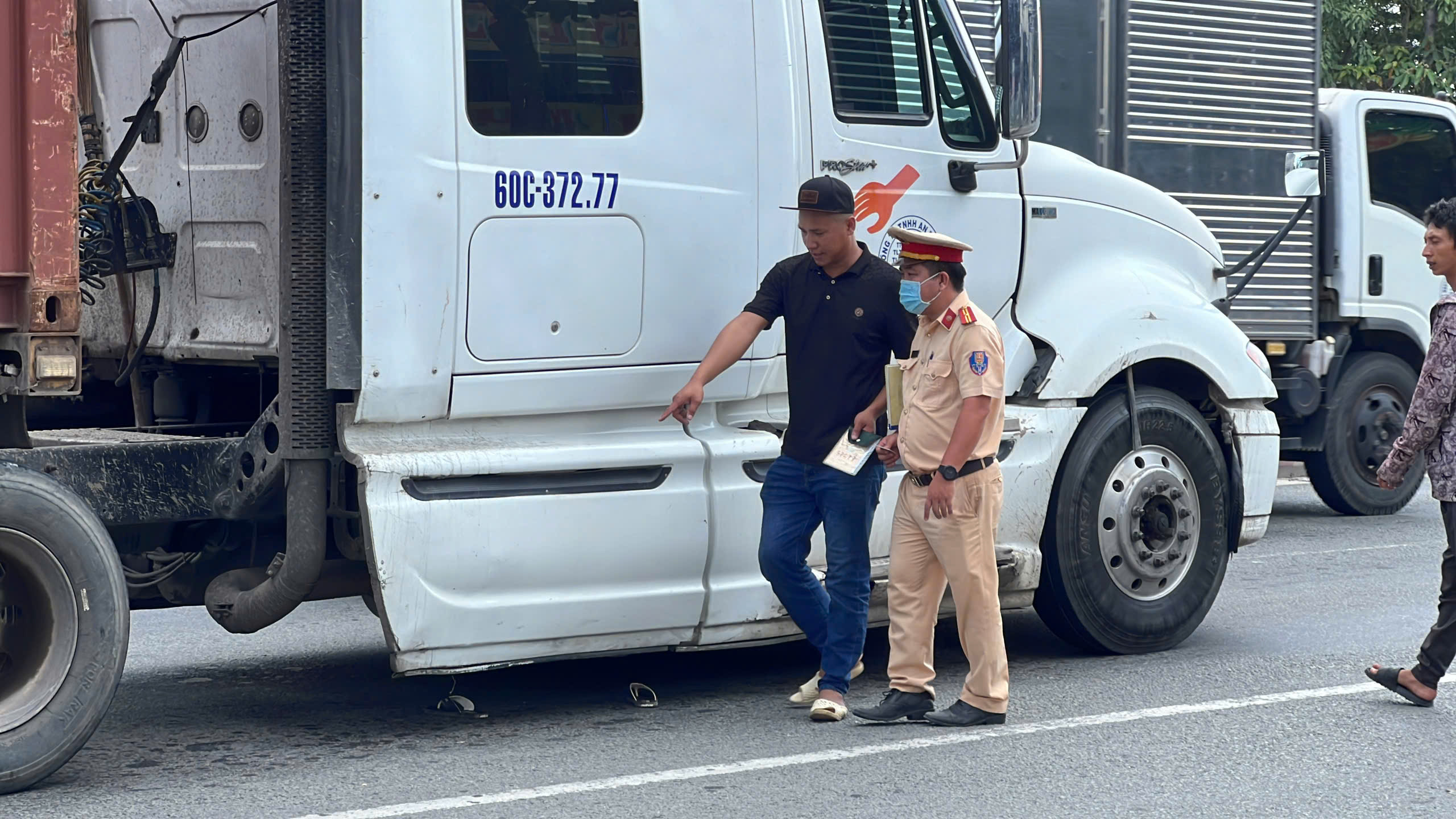 Người đ&agrave;n &ocirc;ng để lại xe m&aacute;y rồi lao ra đường, bị xe container t&ocirc;ng tử vong- Ảnh 1.