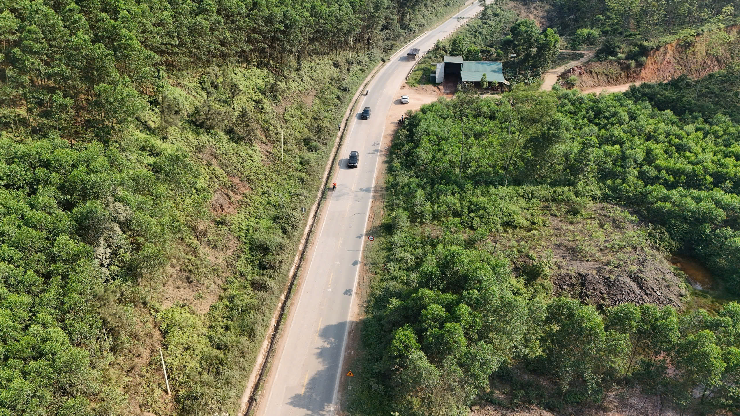Đường Hồ Chí Minh qua Hà Tĩnh xuống cấp nghiêm trọng, tiềm ẩn nguy cơ tai nạn- Ảnh 1. Đường Hồ Chí Minh qua Hà Tĩnh xuống cấp nghiêm trọng, tiềm ẩn nguy cơ tai nạn- Ảnh 1.