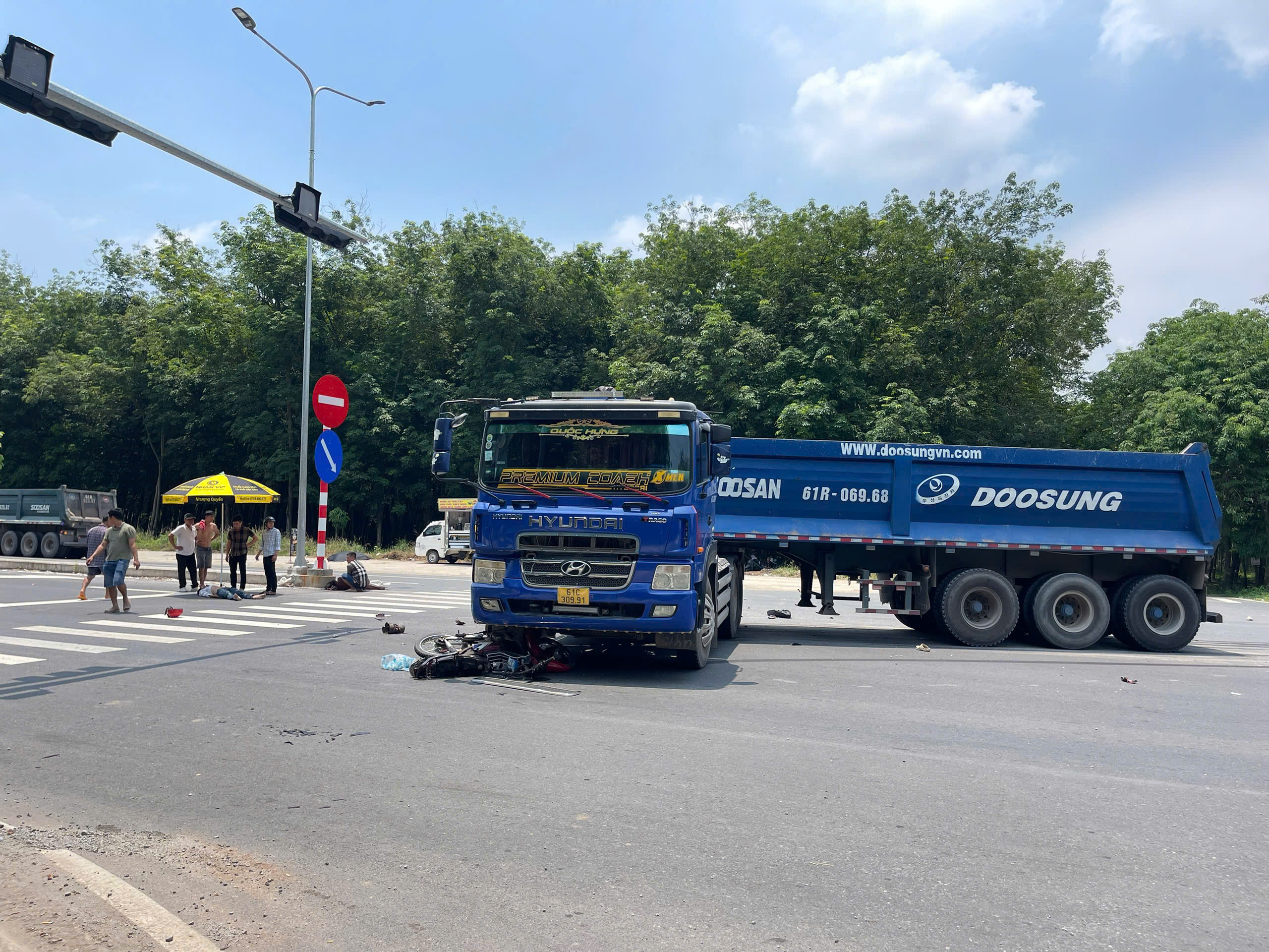 Bình Dương: Xe đầu kéo va chạm xe máy, 2 người thương vong- Ảnh 1. Bình Dương: Xe đầu kéo va chạm xe máy, 2 người thương vong- Ảnh 1.