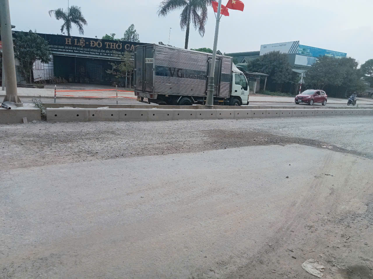 Đường Hồ Chí Minh qua Hà Tĩnh xuống cấp nghiêm trọng, tiềm ẩn nguy cơ tai nạn- Ảnh 5. Đường Hồ Chí Minh qua Hà Tĩnh xuống cấp nghiêm trọng, tiềm ẩn nguy cơ tai nạn- Ảnh 5.