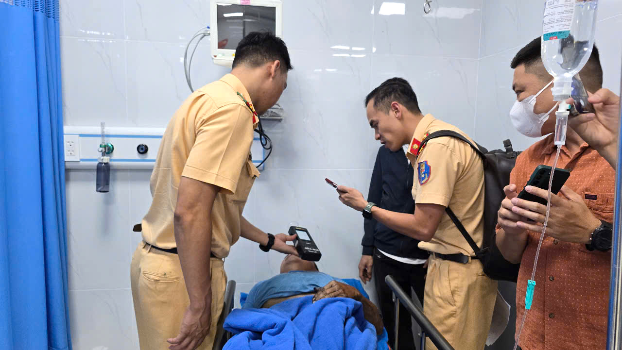 Hiện trường xe chở 20 học sinh lật ngửa trên QL19B qua Gia Lai, nhiều người bị thương- Ảnh 5. Hiện trường xe chở 20 học sinh lật ngửa trên QL19B qua Gia Lai, nhiều người bị thương- Ảnh 5.