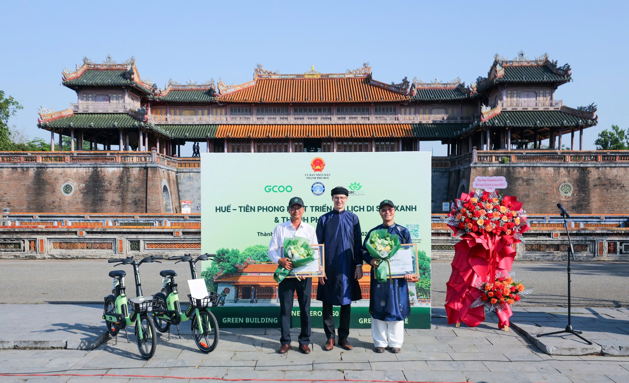 Đại diện VGBC trao chứng nhận c&ocirc;ng tr&igrave;nh xanh LOTUS cho Điện Th&aacute;i H&ograve;a v&agrave; nh&agrave; cung cấp dịch vụ xanh LOTUS cho thương hiệu GCOO. (Ảnh: Trung t&acirc;m Bảo tồn di t&iacute;ch Cố đ&ocirc; Huế)
