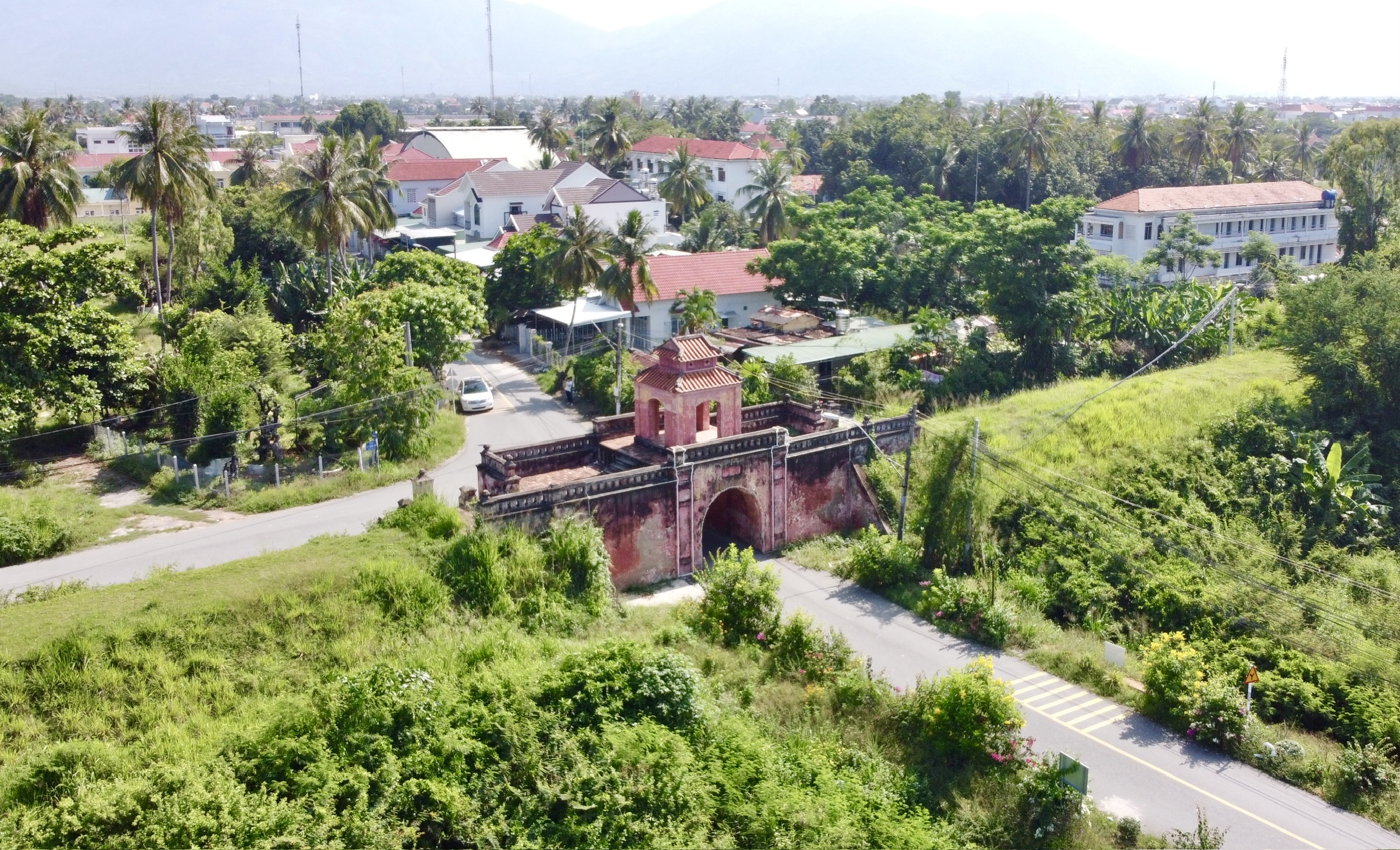 Lên đề án sửa chữa thành cổ Diên Khánh, đáp ứng tiêu chí di tích quốc gia đặc biệt- Ảnh 1. Lên đề án sửa chữa thành cổ Diên Khánh, đáp ứng tiêu chí di tích quốc gia đặc biệt- Ảnh 1.