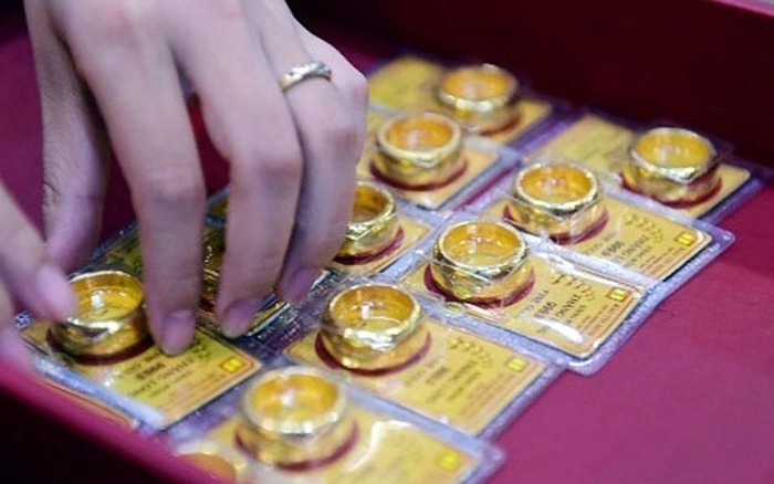 Gi&aacute; v&agrave;ng đồng loạt lao dốc, xuống dưới mốc 120 triệu đồng- Ảnh 1.