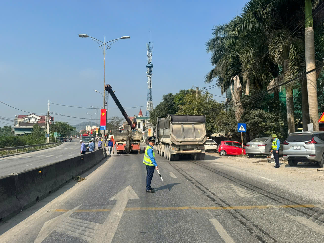 Đ&oacute;ng điểm mở dải ph&acirc;n c&aacute;ch giữa tr&ecirc;n QL1 sau phản &aacute;nh của B&aacute;o X&acirc;y dựng- Ảnh 1.