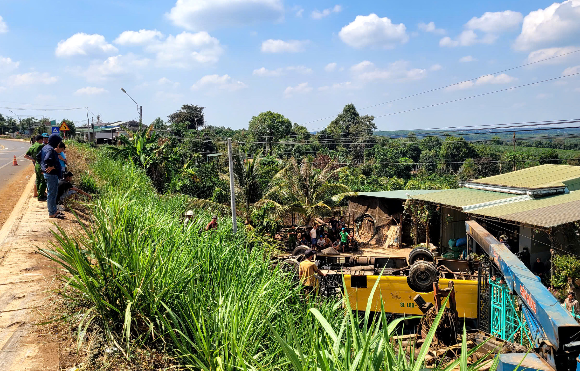 Hiện trường xe chở 20 học sinh lật ngửa trên QL19B qua Gia Lai, nhiều người bị thương- Ảnh 8. Hiện trường xe chở 20 học sinh lật ngửa trên QL19B qua Gia Lai, nhiều người bị thương- Ảnh 8.