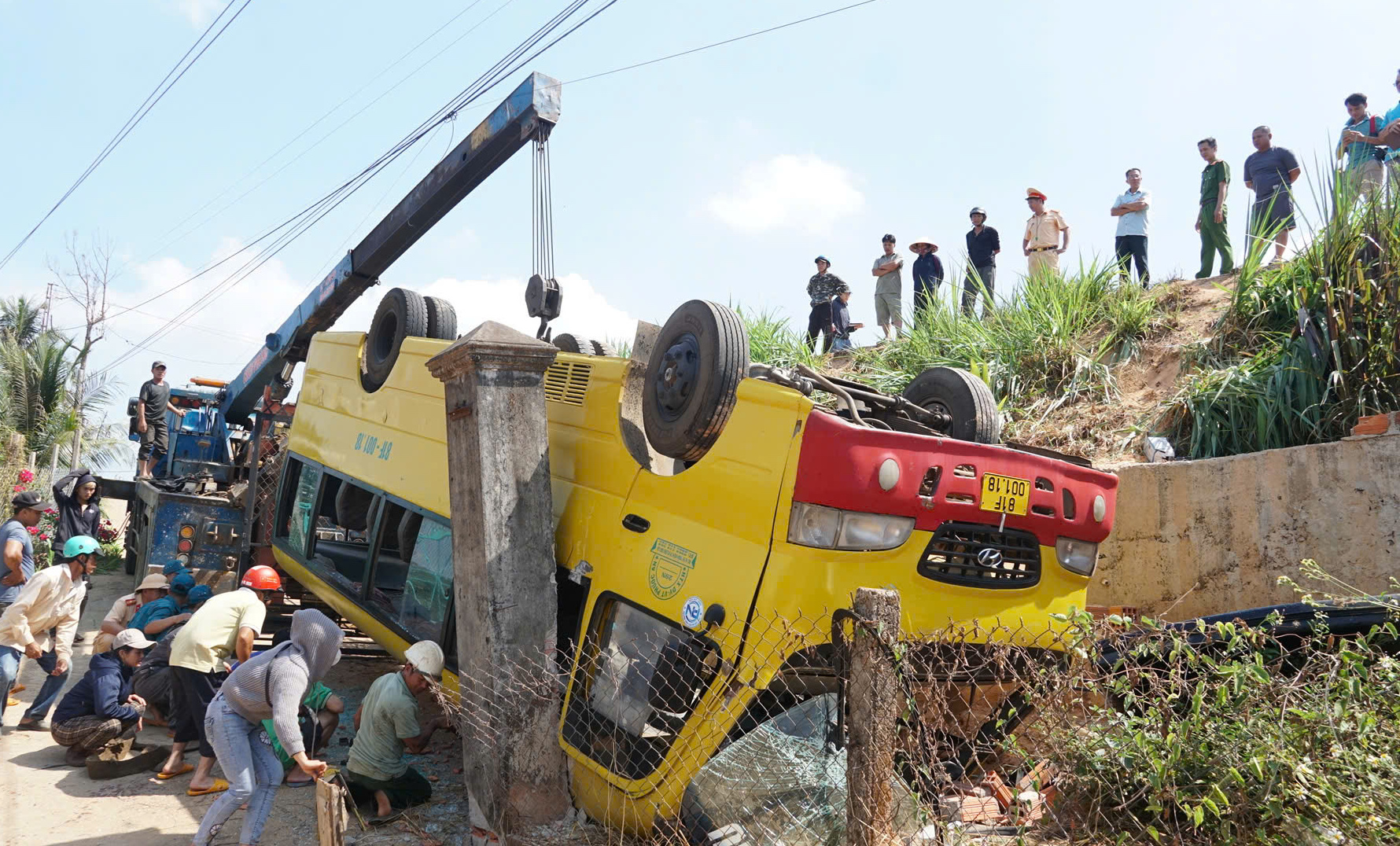 Hiện trường xe chở 20 học sinh lật ngửa trên QL19B qua Gia Lai, nhiều người bị thương- Ảnh 1. Hiện trường xe chở 20 học sinh lật ngửa trên QL19B qua Gia Lai, nhiều người bị thương- Ảnh 1.