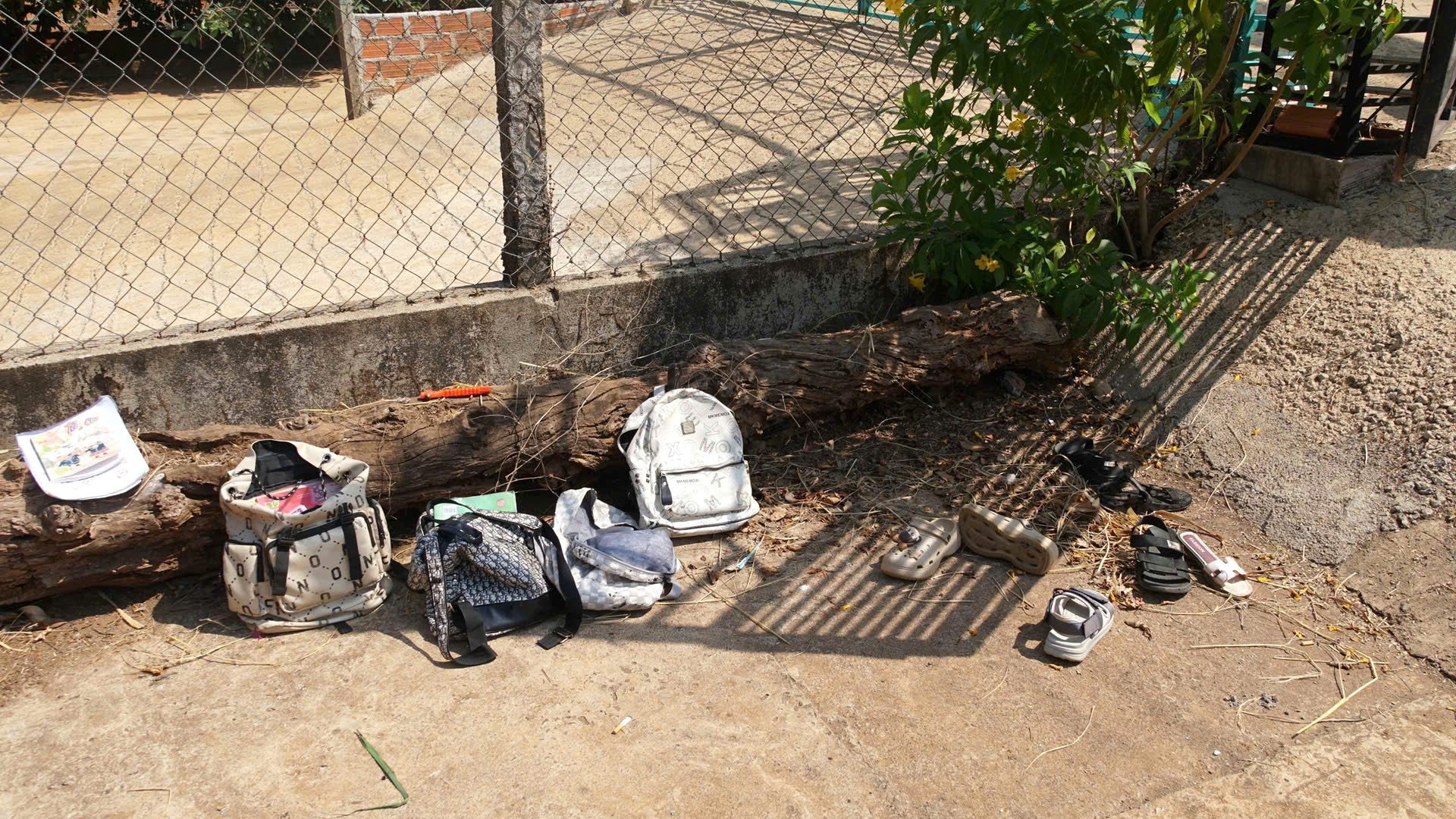 Hiện trường xe chở 20 học sinh lật ngửa trên QL19B qua Gia Lai, nhiều người bị thương- Ảnh 6. Hiện trường xe chở 20 học sinh lật ngửa trên QL19B qua Gia Lai, nhiều người bị thương- Ảnh 6.