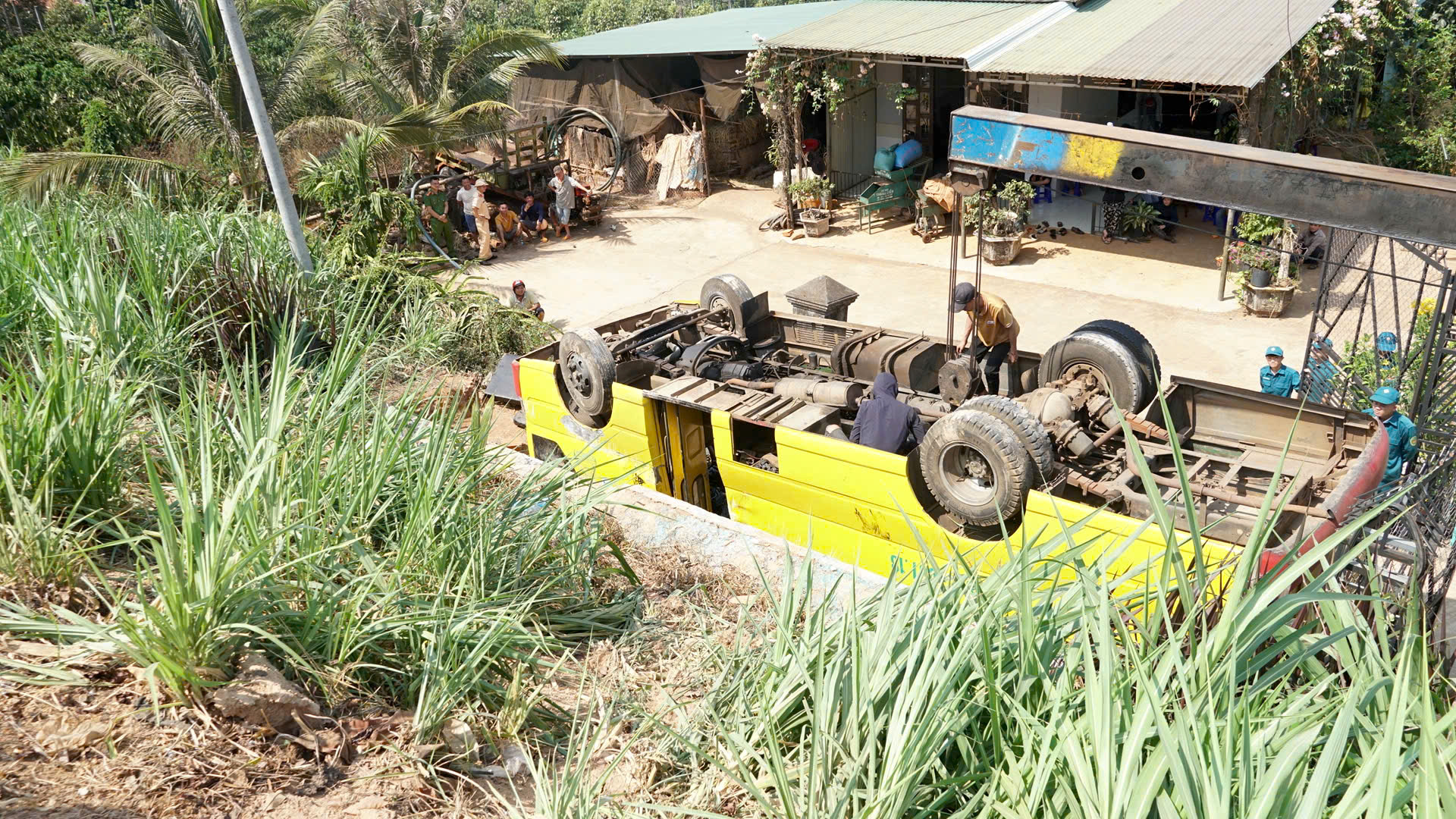 Hiện trường xe chở 20 học sinh lật ngửa trên QL19B qua Gia Lai, nhiều người bị thương- Ảnh 7. Hiện trường xe chở 20 học sinh lật ngửa trên QL19B qua Gia Lai, nhiều người bị thương- Ảnh 7.