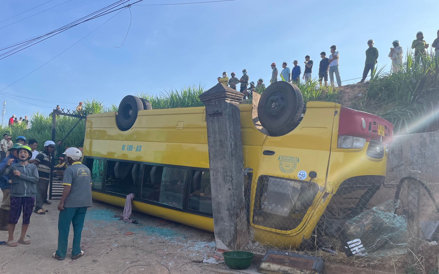 Hiện trường xe chở 20 học sinh lật ngửa trên QL19B qua Gia Lai, nhiều người bị thương- Ảnh 10. Gia Lai: Lật xe chở 20 học sinh trên quốc lộ 19B, 21 người bị thương