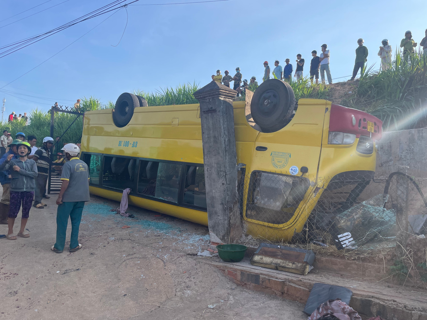 Gia Lai: Lật xe chở 20 học sinh tr&ecirc;n quốc lộ 19B, 21 người bị thương- Ảnh 1.