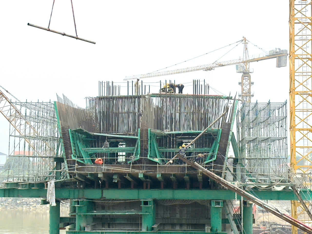 Đua tiến độ, hợp long cầu Phong Ch&acirc;u mới trong th&aacute;ng 9- Ảnh 1.