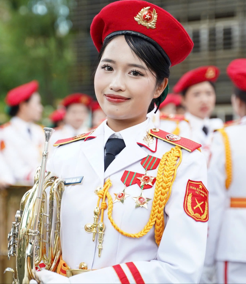 Người d&acirc;n &ugrave;n &ugrave;n đổ về trung t&acirc;m TP.HCM theo d&otilde;i đ&ecirc;m hợp luyện diễu binh, diễu h&agrave;nh- Ảnh 6.