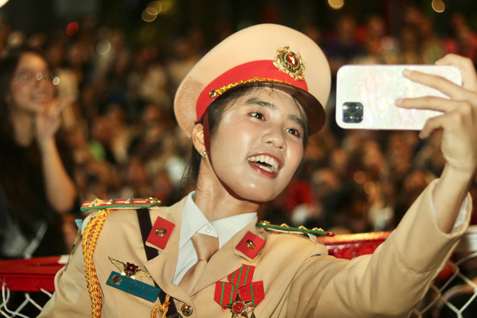 Người d&acirc;n &ugrave;n &ugrave;n đổ về trung t&acirc;m TP.HCM theo d&otilde;i đ&ecirc;m hợp luyện diễu binh, diễu h&agrave;nh- Ảnh 5.