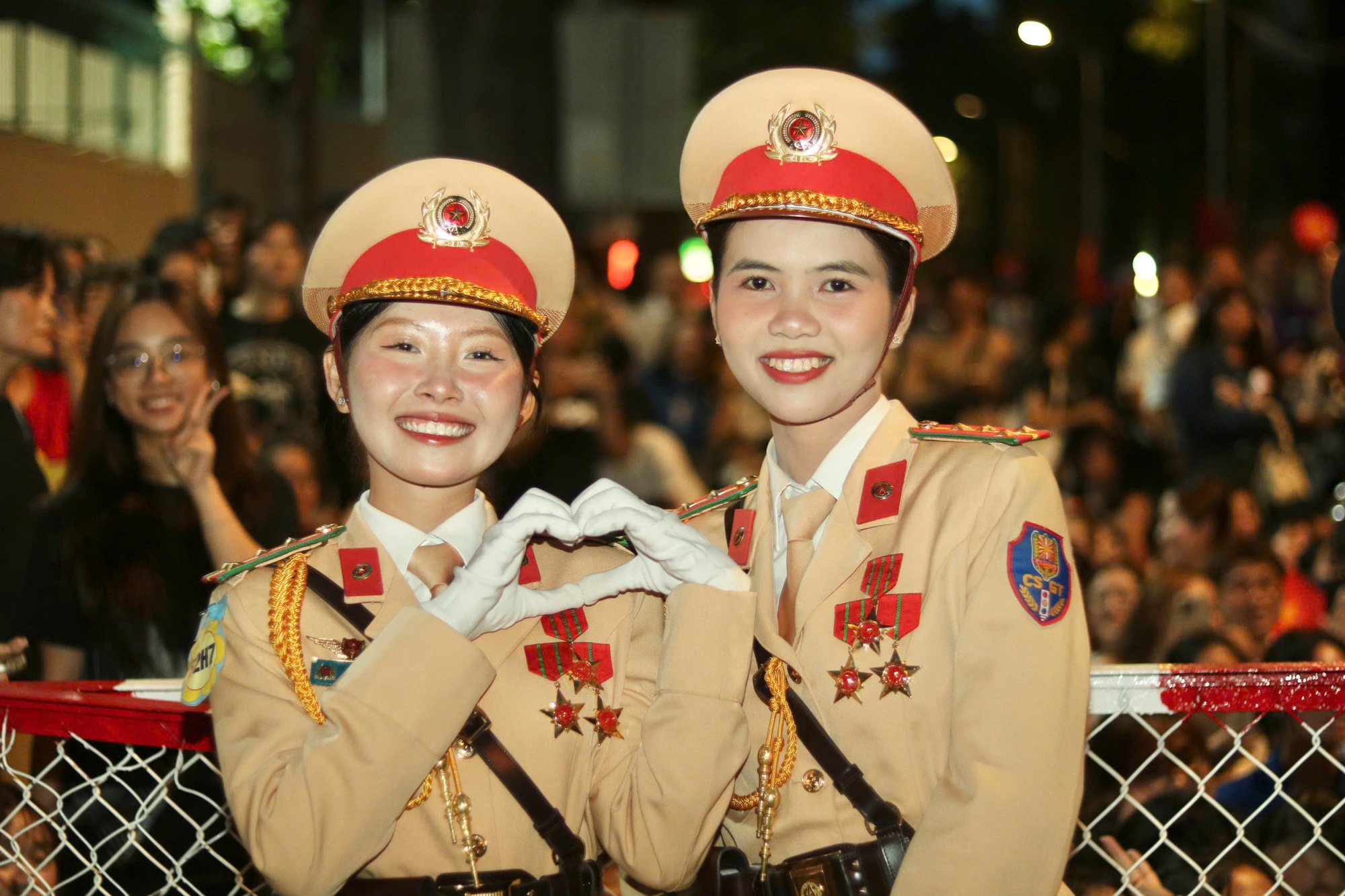 Người d&acirc;n &ugrave;n &ugrave;n đổ về trung t&acirc;m TP.HCM theo d&otilde;i đ&ecirc;m hợp luyện diễu binh, diễu h&agrave;nh- Ảnh 7.