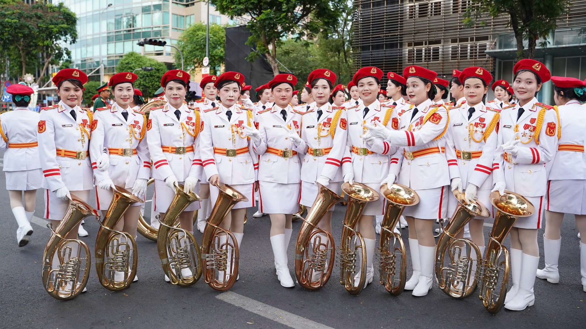 Người d&acirc;n &ugrave;n &ugrave;n đổ về trung t&acirc;m TP.HCM theo d&otilde;i đ&ecirc;m hợp luyện diễu binh, diễu h&agrave;nh- Ảnh 4.