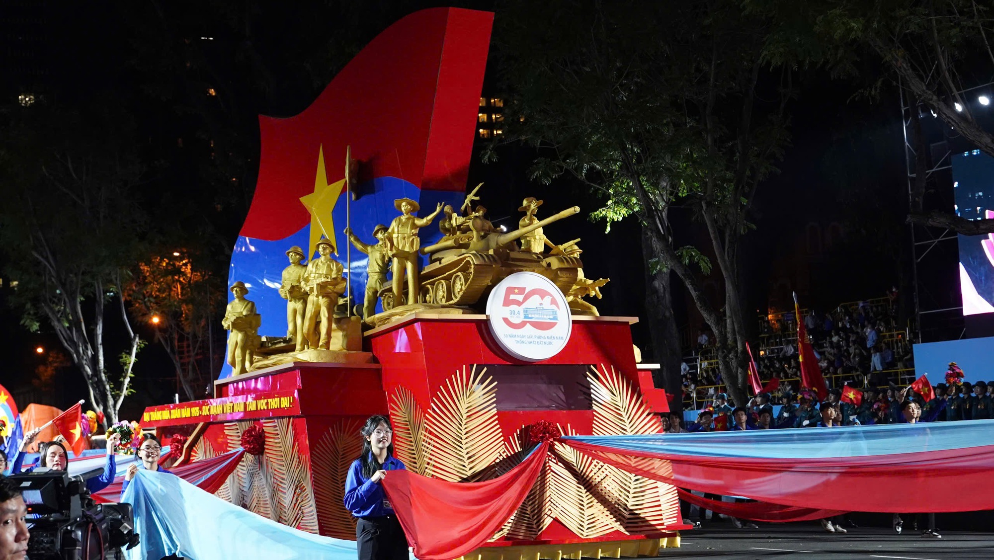 Người d&acirc;n &ugrave;n &ugrave;n đổ về trung t&acirc;m TP.HCM theo d&otilde;i đ&ecirc;m hợp luyện diễu binh, diễu h&agrave;nh- Ảnh 9.