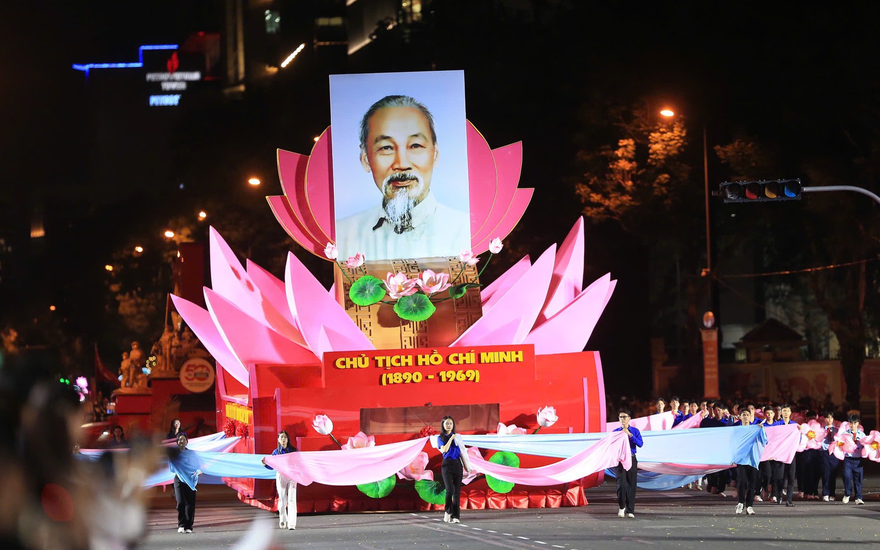 Người d&acirc;n &ugrave;n &ugrave;n đổ về trung t&acirc;m TP.HCM theo d&otilde;i đ&ecirc;m hợp luyện diễu binh, diễu h&agrave;nh