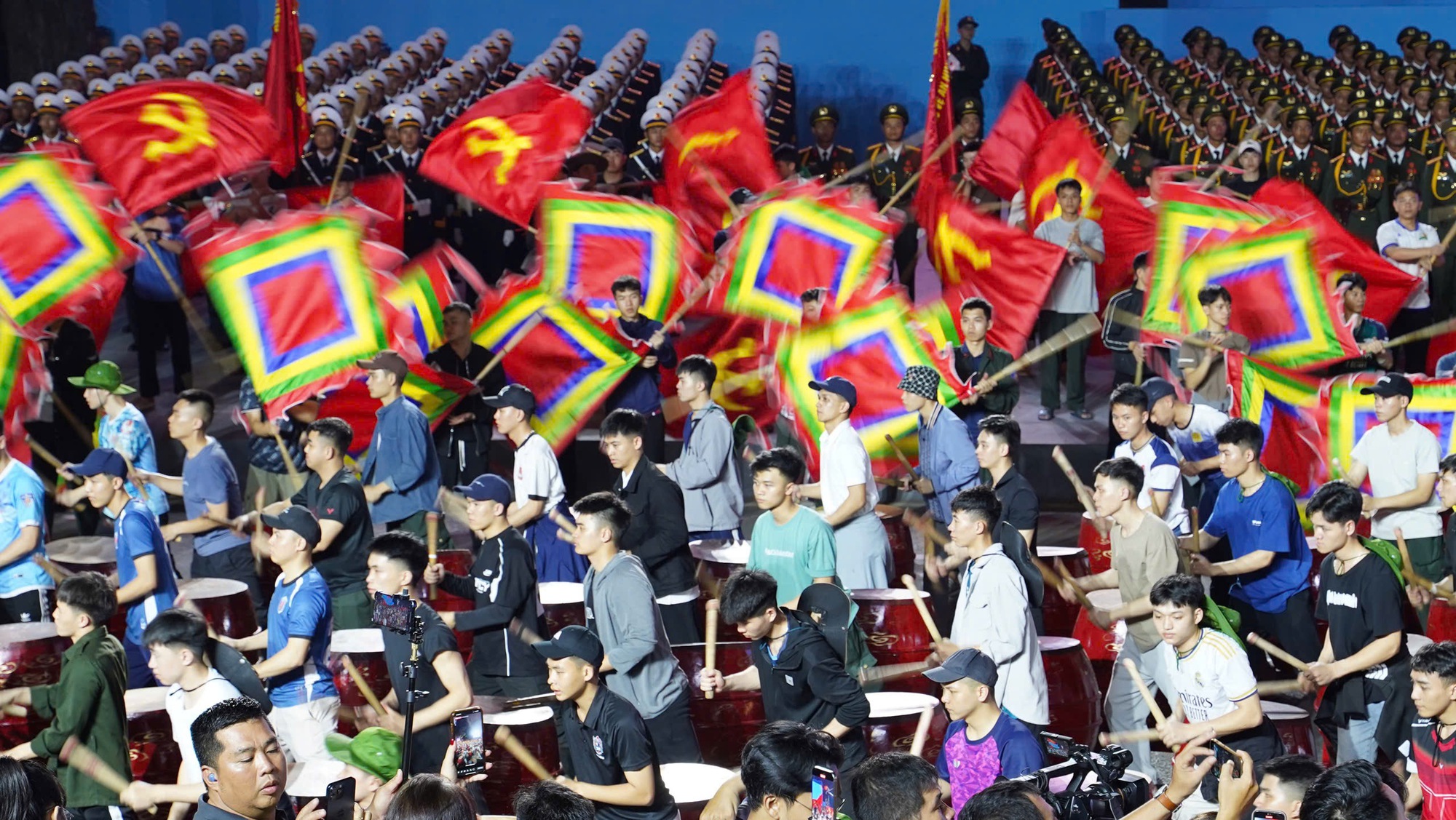 Người d&acirc;n &ugrave;n &ugrave;n đổ về trung t&acirc;m TP.HCM theo d&otilde;i đ&ecirc;m hợp luyện diễu binh, diễu h&agrave;nh- Ảnh 18.