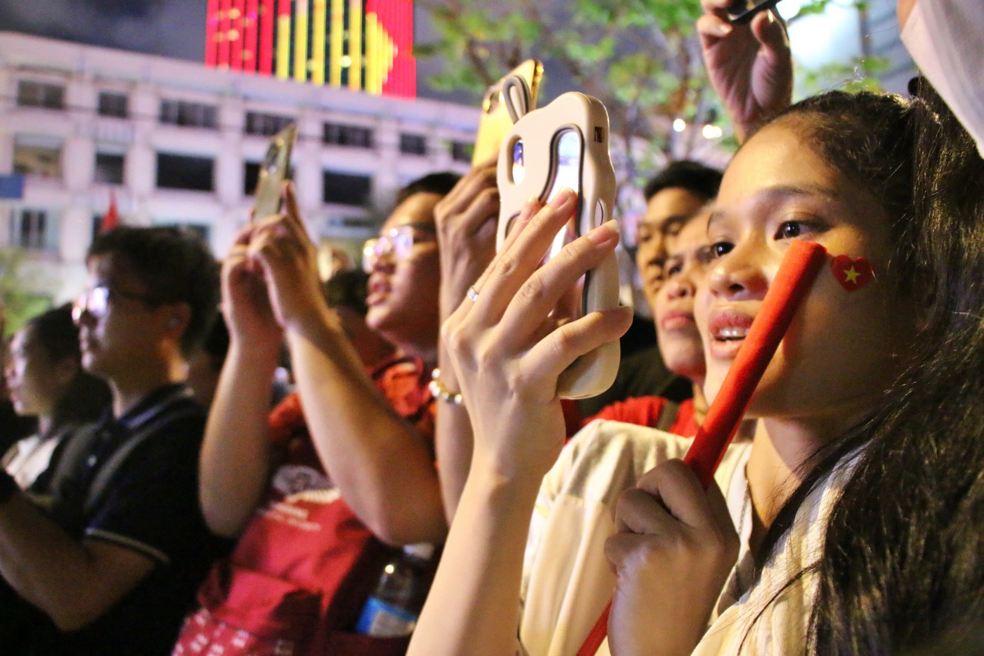 Người d&acirc;n &ugrave;n &ugrave;n đổ về trung t&acirc;m TP.HCM theo d&otilde;i đ&ecirc;m hợp luyện diễu binh, diễu h&agrave;nh- Ảnh 24.