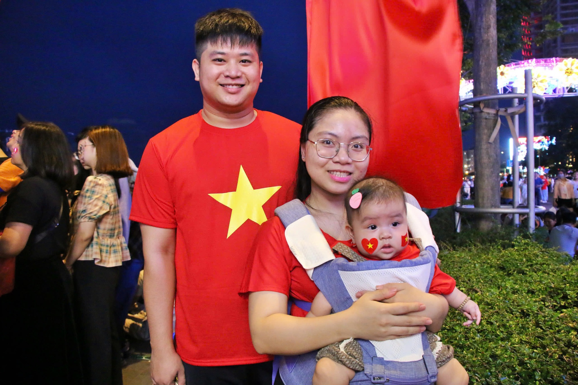 Người d&acirc;n &ugrave;n &ugrave;n đổ về trung t&acirc;m TP.HCM theo d&otilde;i đ&ecirc;m hợp luyện diễu binh, diễu h&agrave;nh- Ảnh 25.