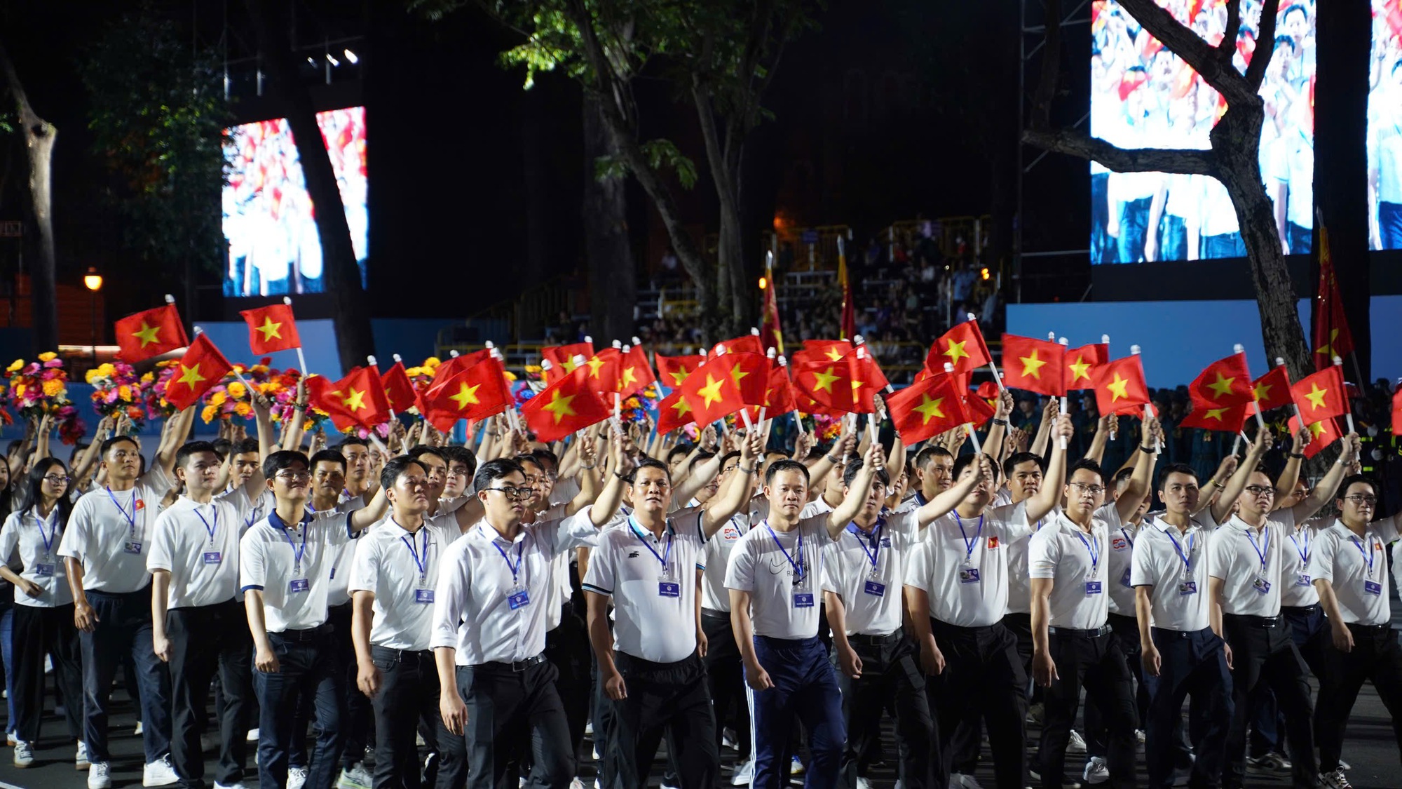 Người d&acirc;n &ugrave;n &ugrave;n đổ về trung t&acirc;m TP.HCM theo d&otilde;i đ&ecirc;m hợp luyện diễu binh, diễu h&agrave;nh- Ảnh 20.